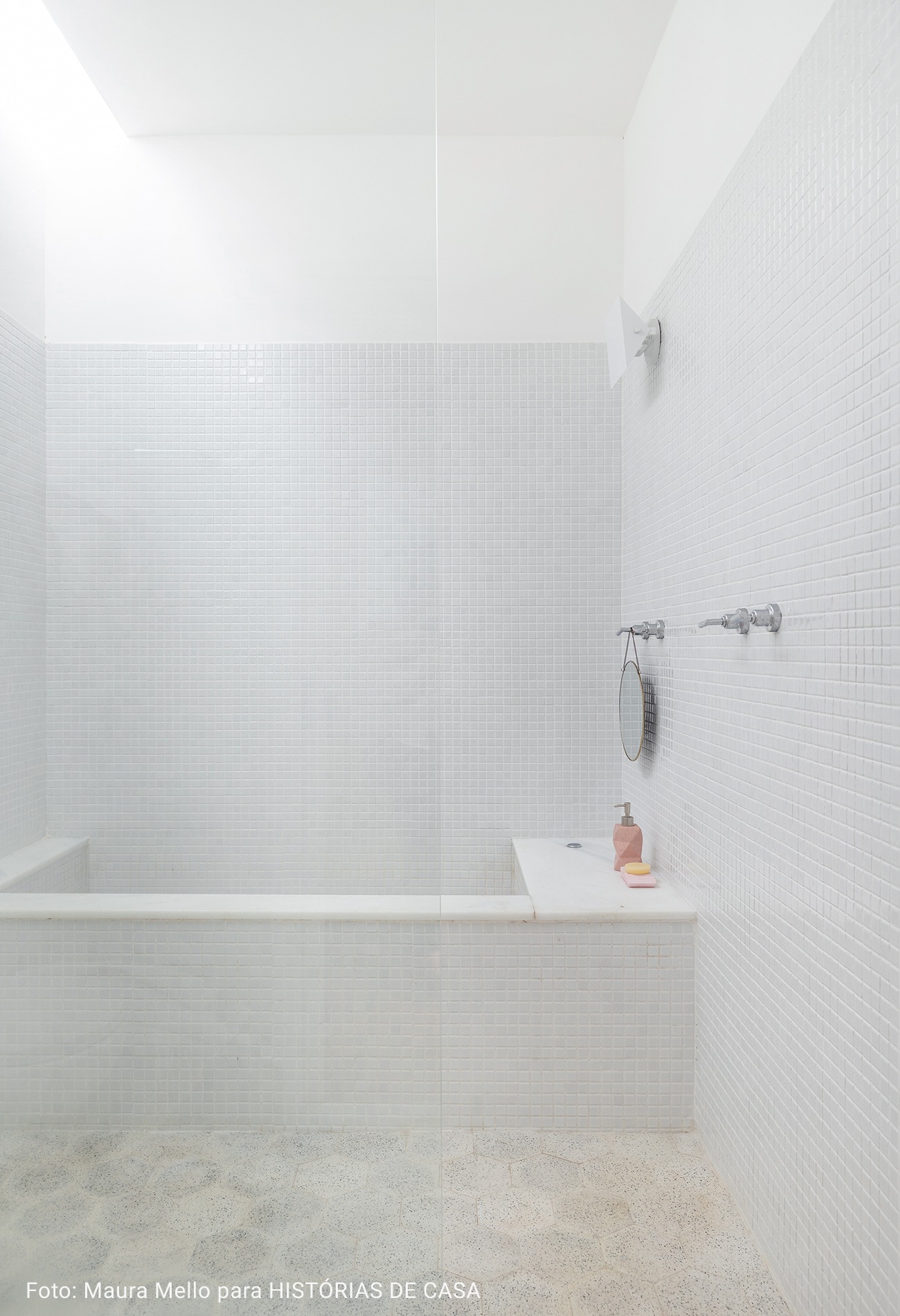 banheiro branco minimalista