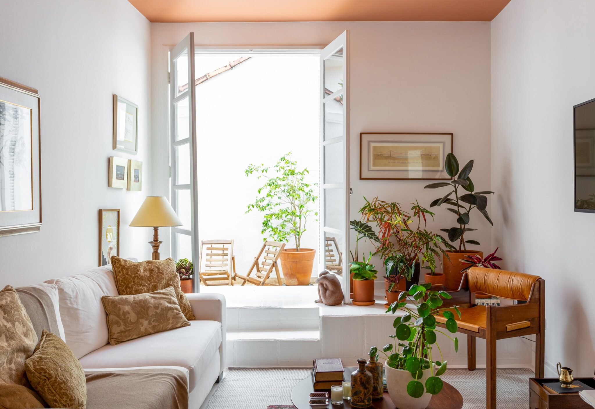 sala com teto terracota