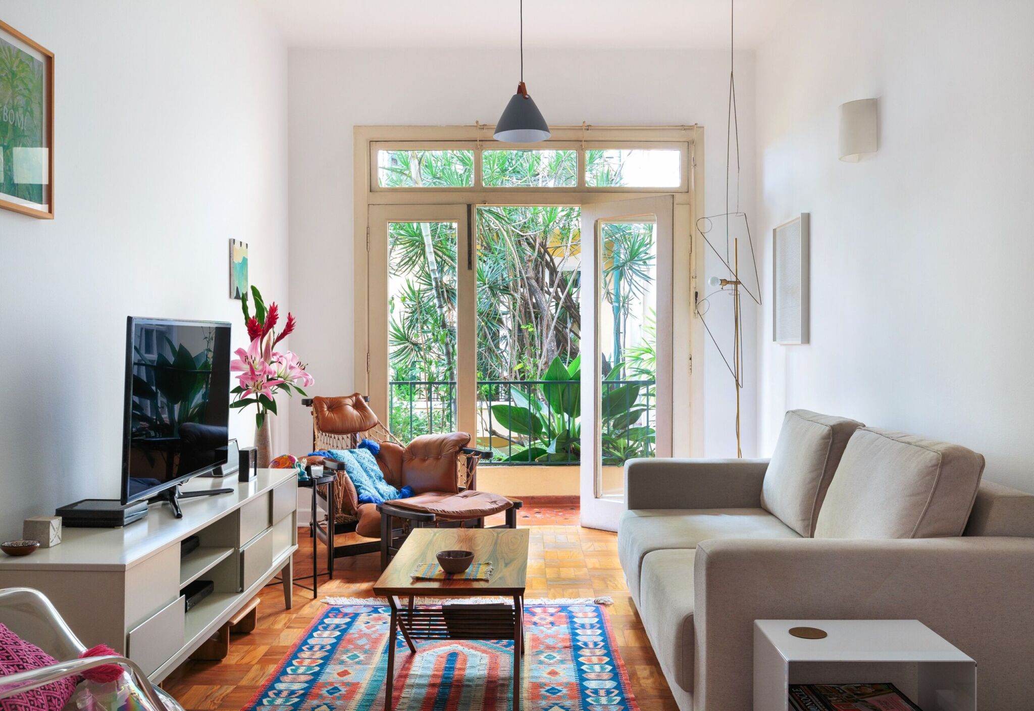 Sala com varanda e vista para o verde