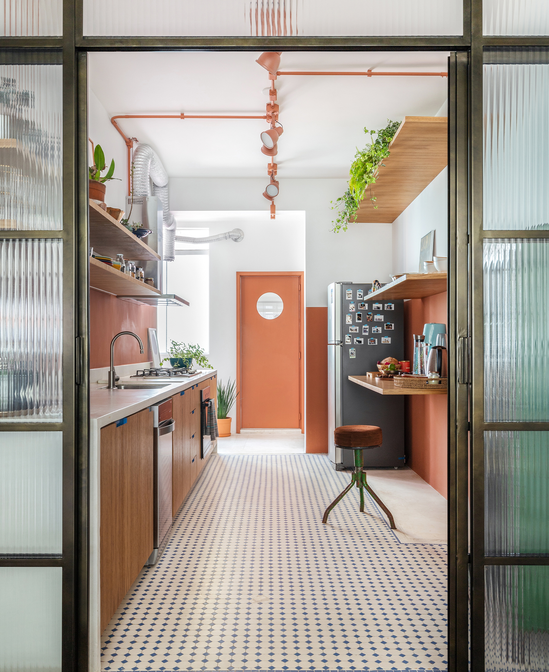 cozinha com meia parede terracota