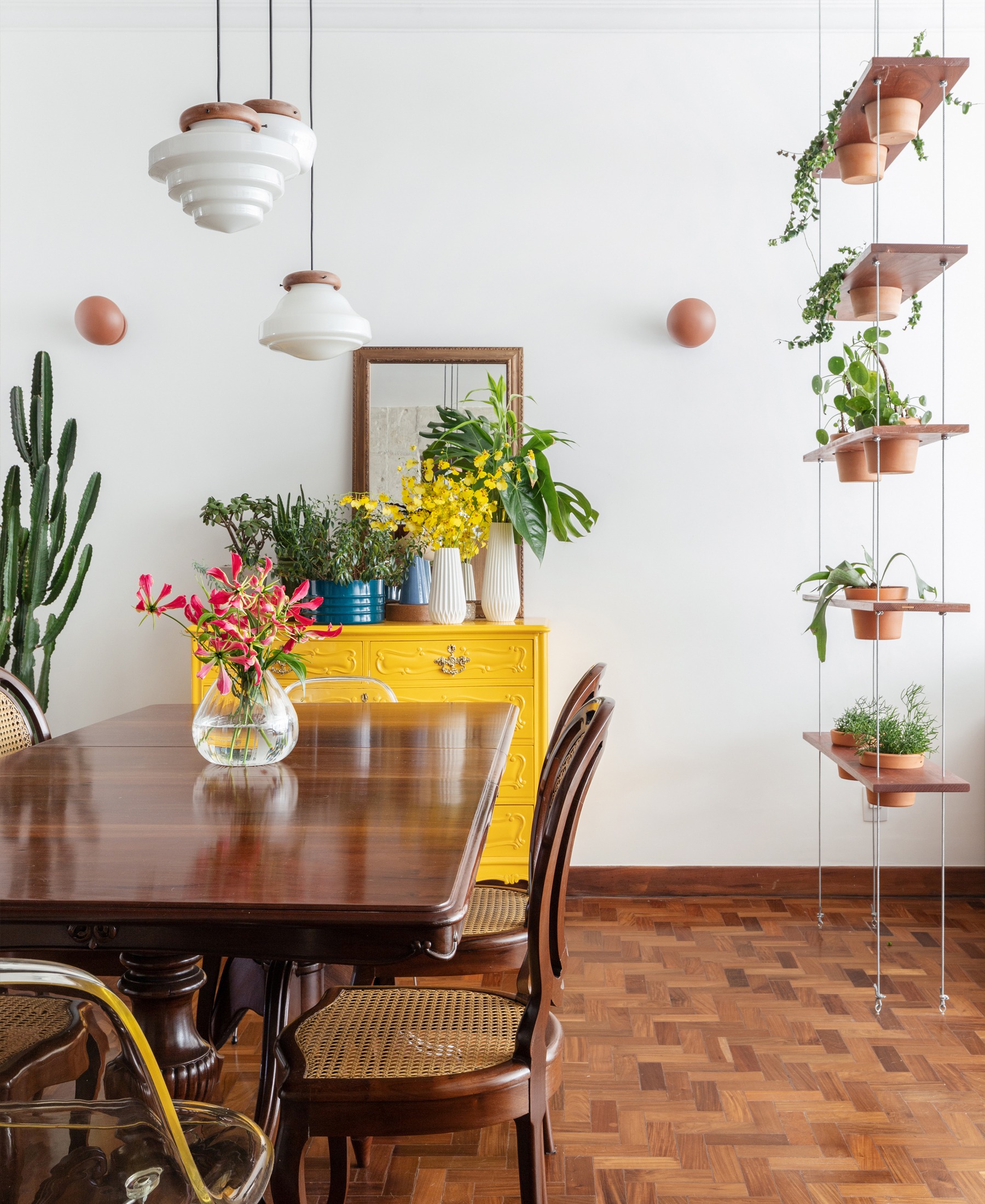 detalhe sala com cadeiras de madeira