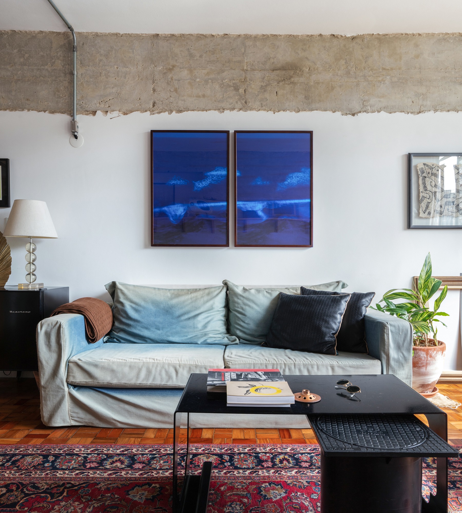 sala com quadros desfragmentados no chão