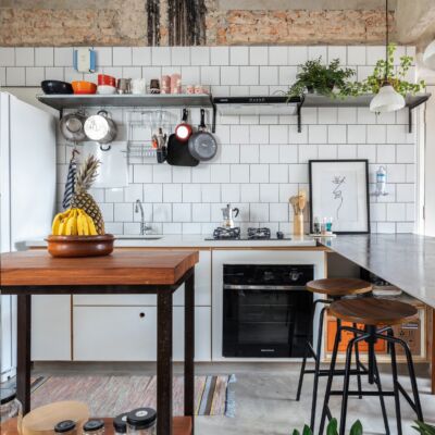 cozinha com ladrilhos brancos industriais