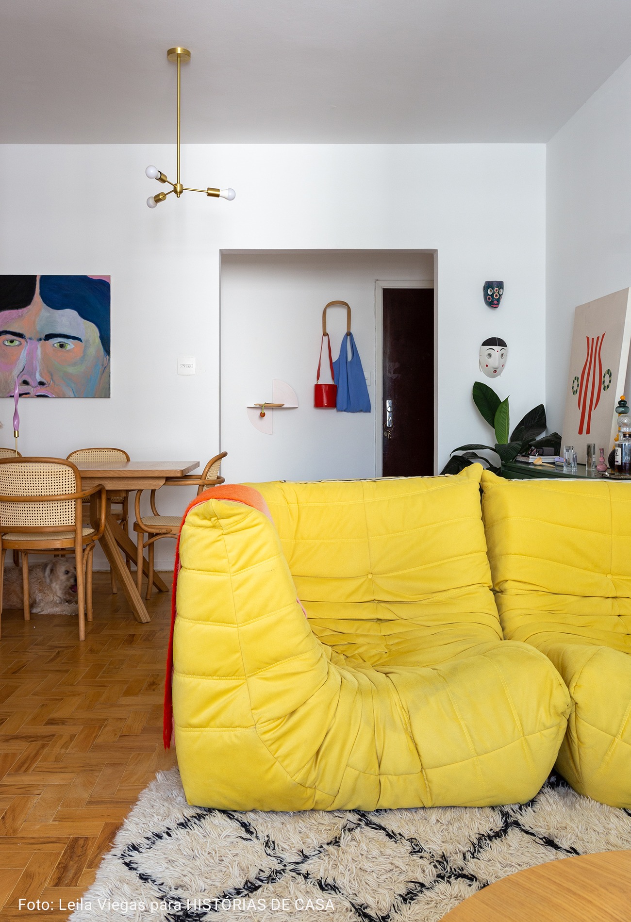 sala com sofá amarelo