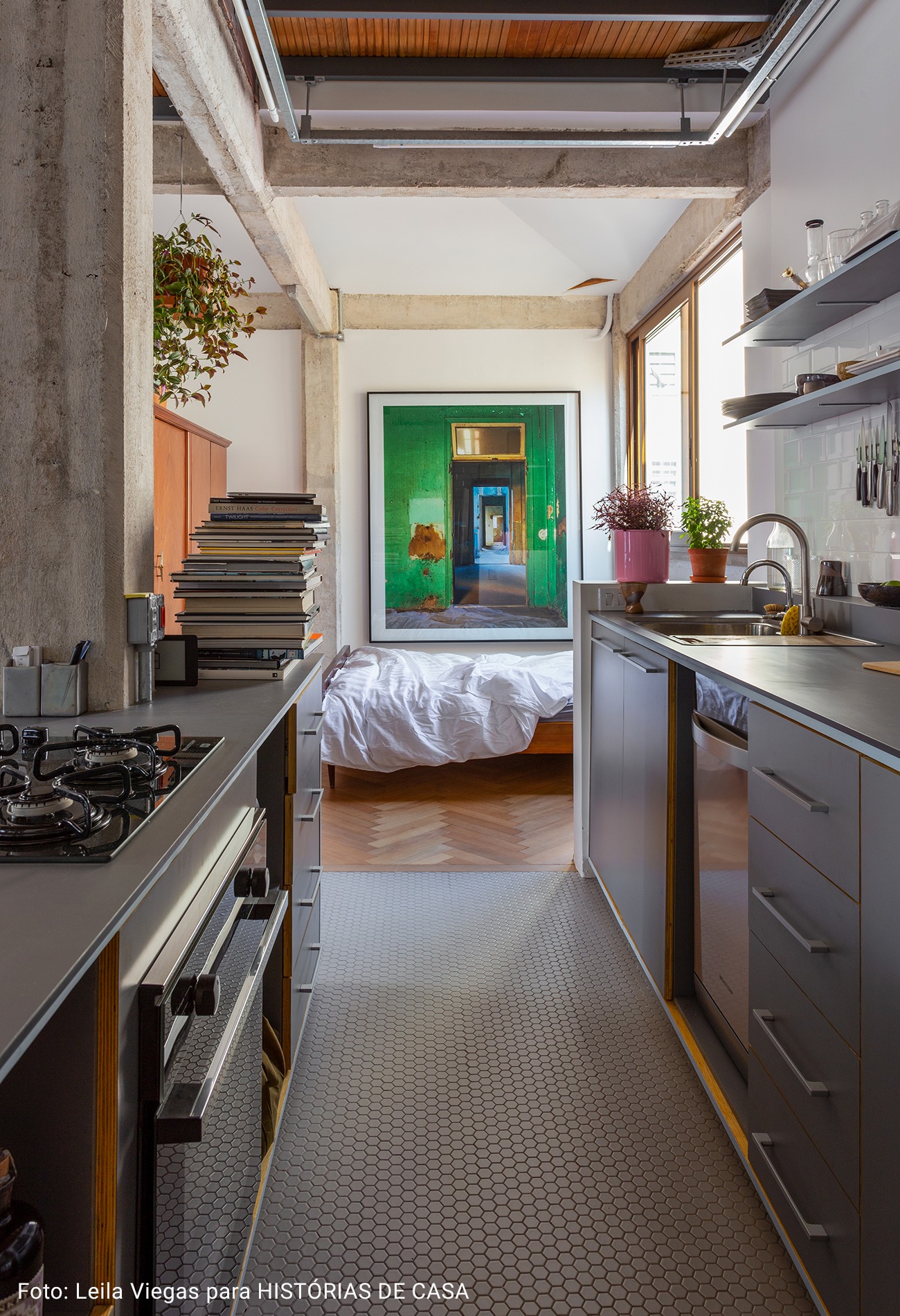 cozinha integrada com piso branco