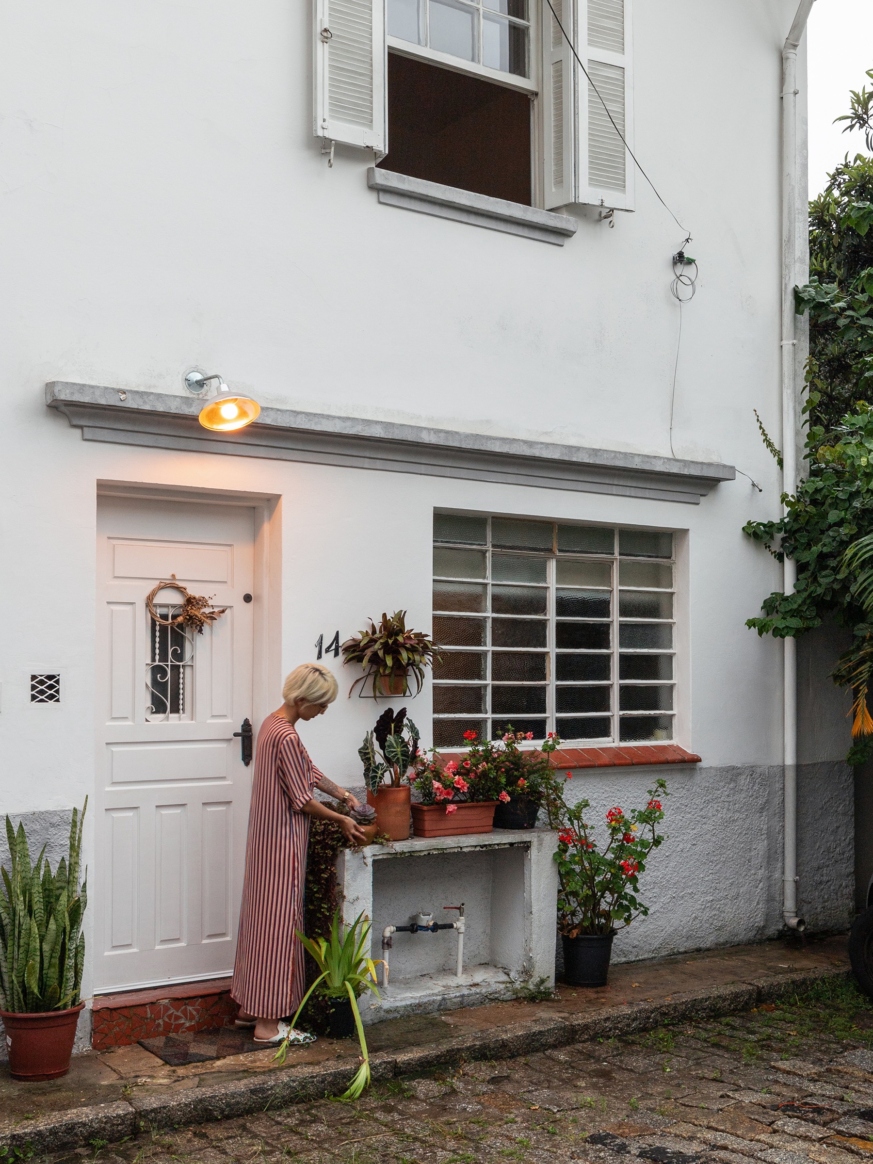 entrada de casa branca com lâmpada colorida