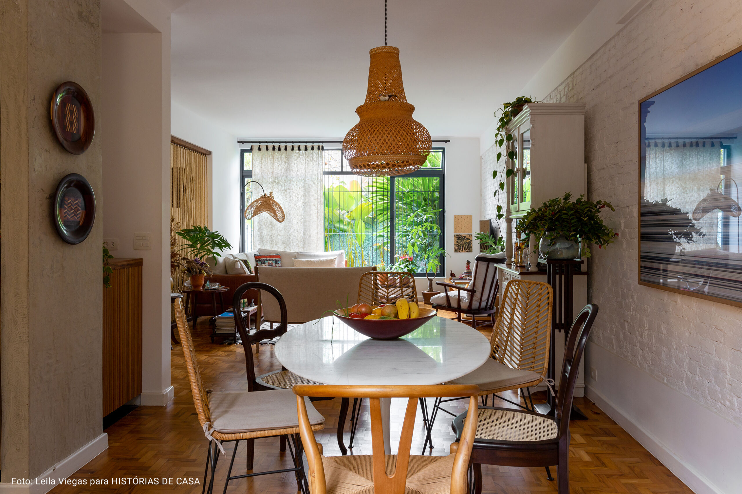 sala de jantar com cadeiras diversas