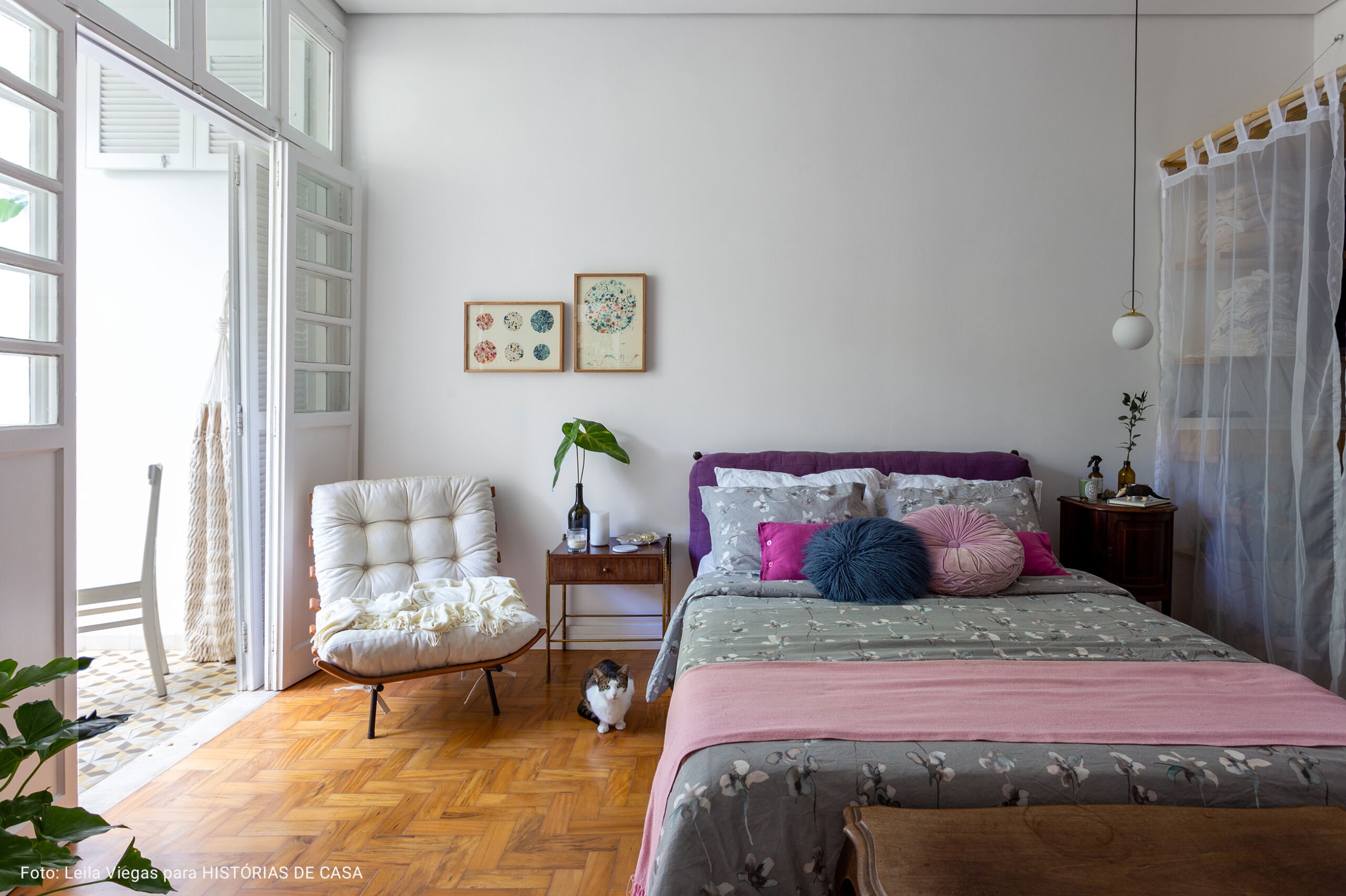 quarto com manta rosa na cama