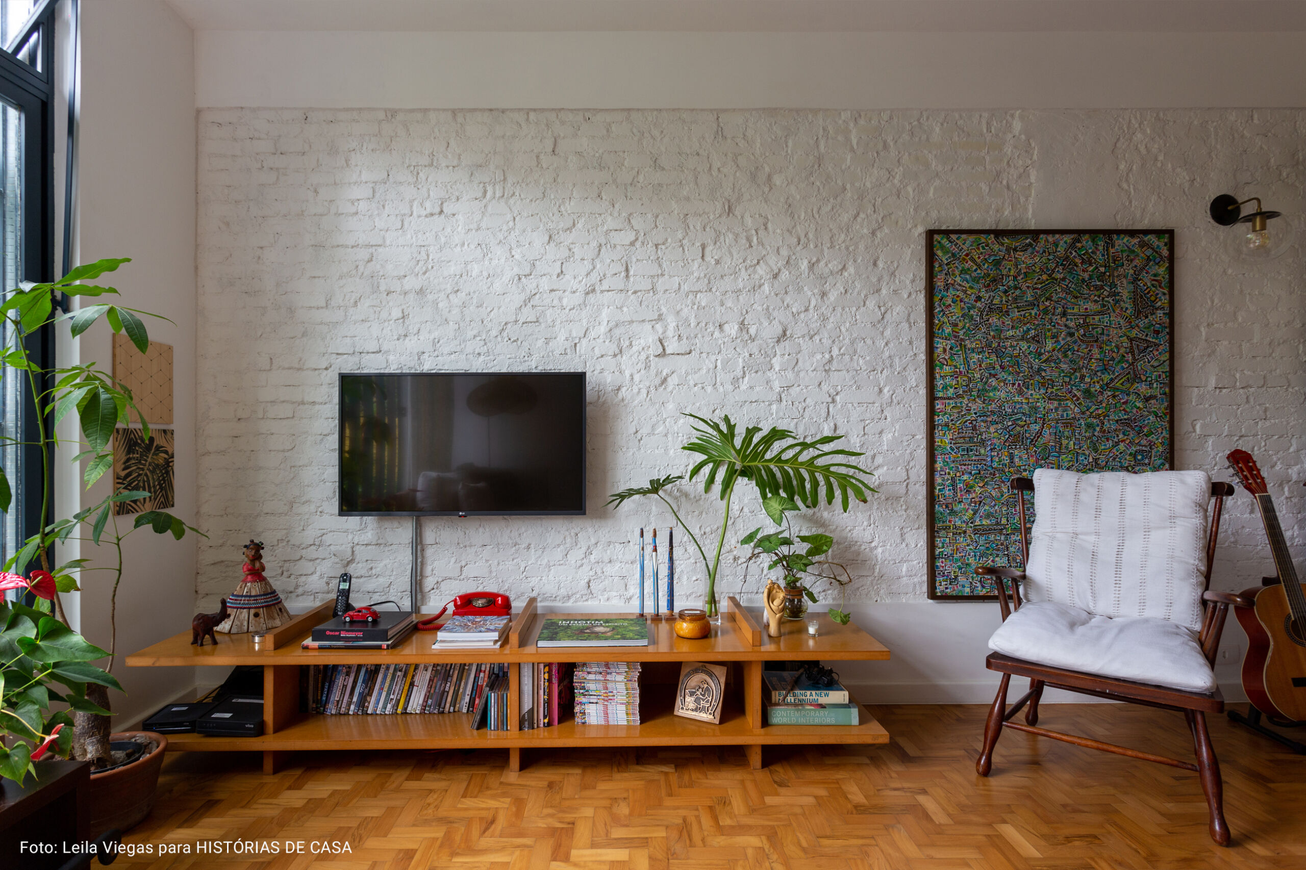 sala de televisão com poltrona branca