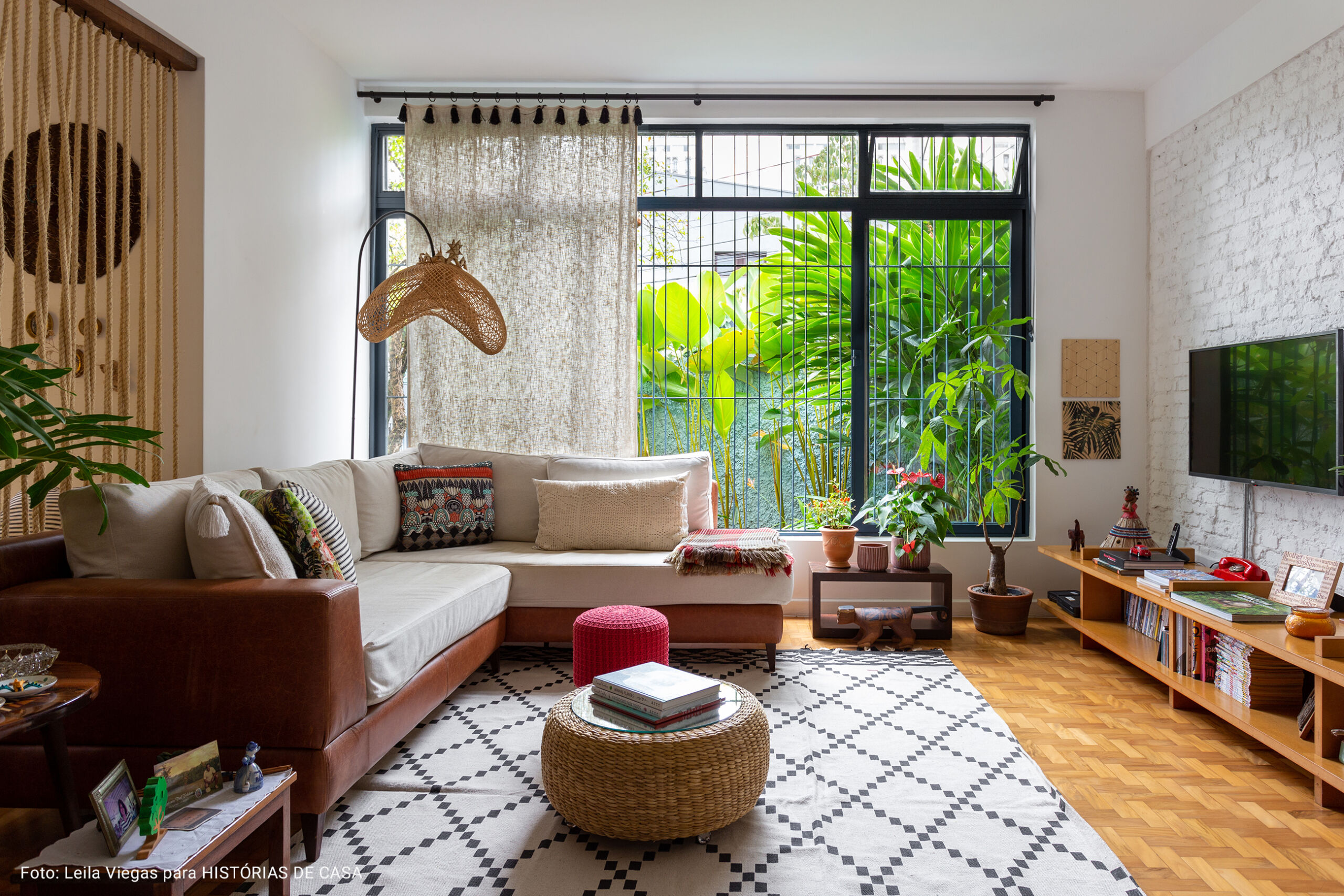 sala de televisão com centro de mesa de palha