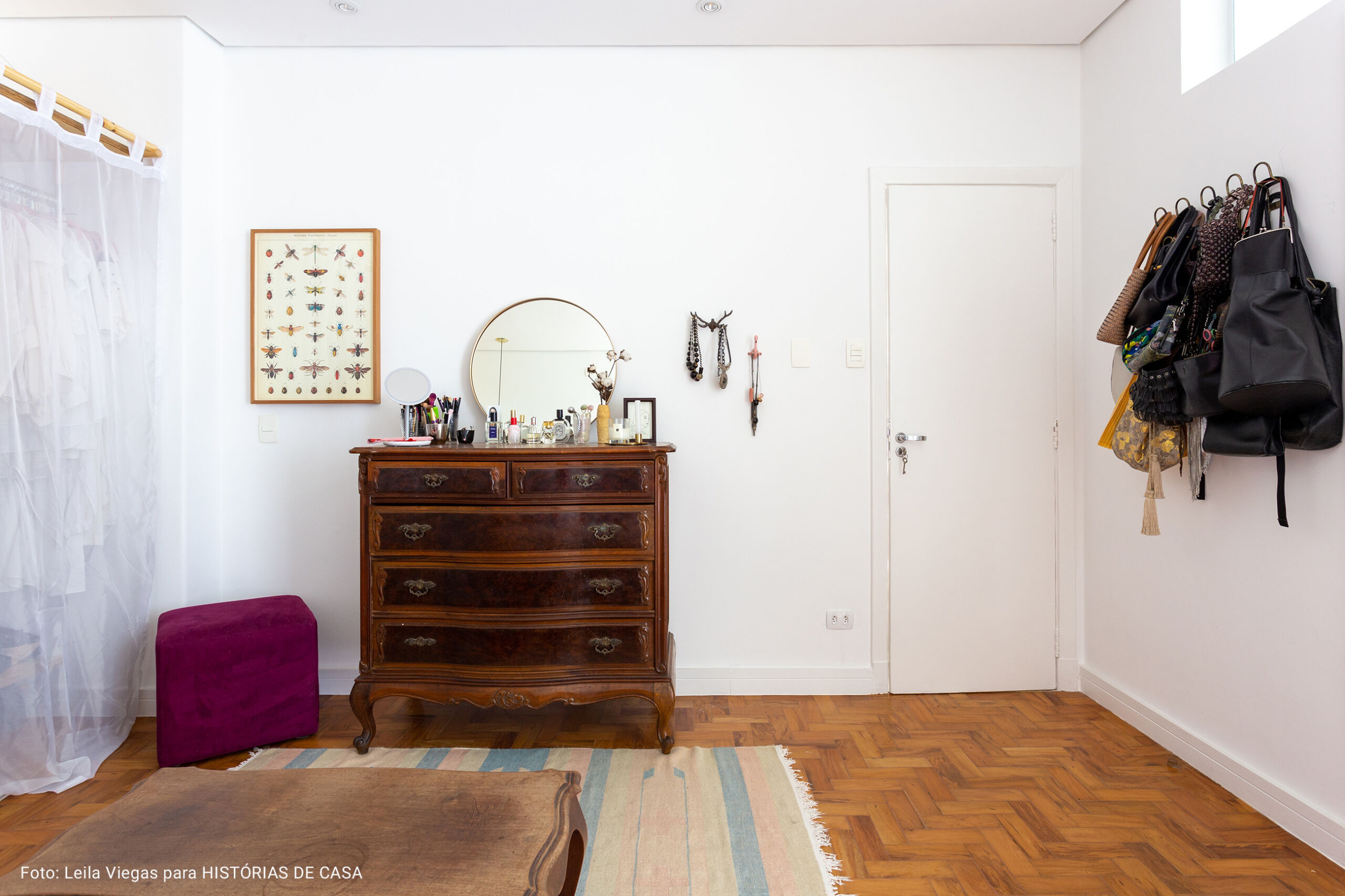 quarto com comoda de madeira vintage