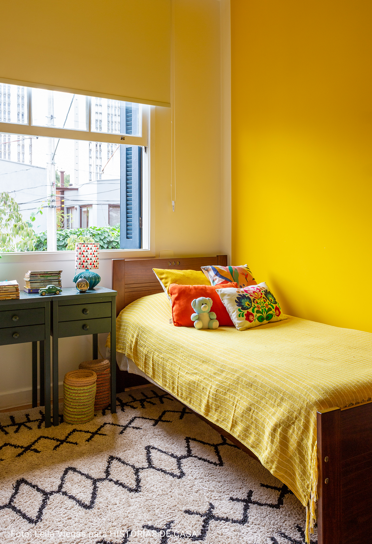 quarto infantil com paredes amarelas