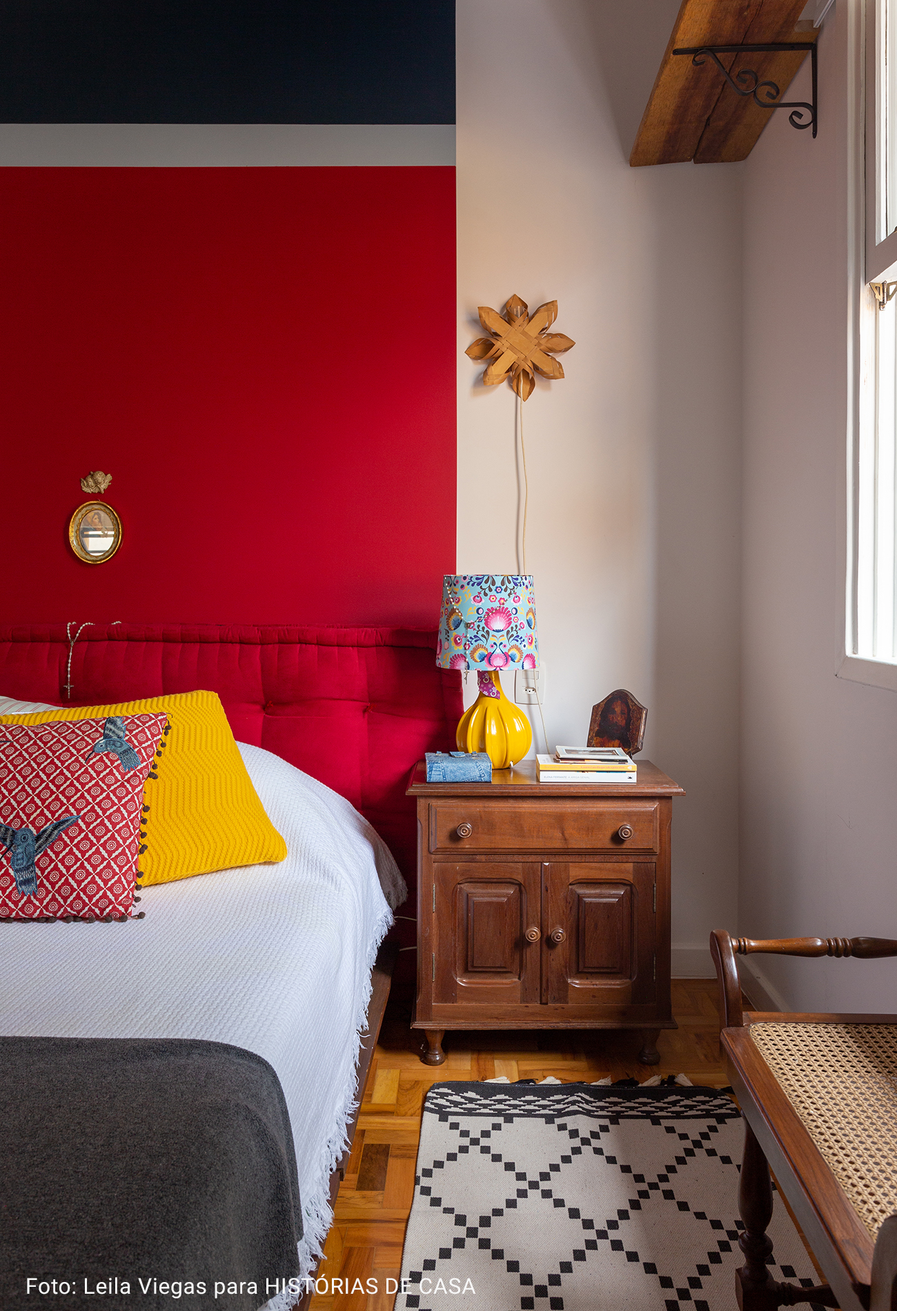 quarto com meia parede vermelha