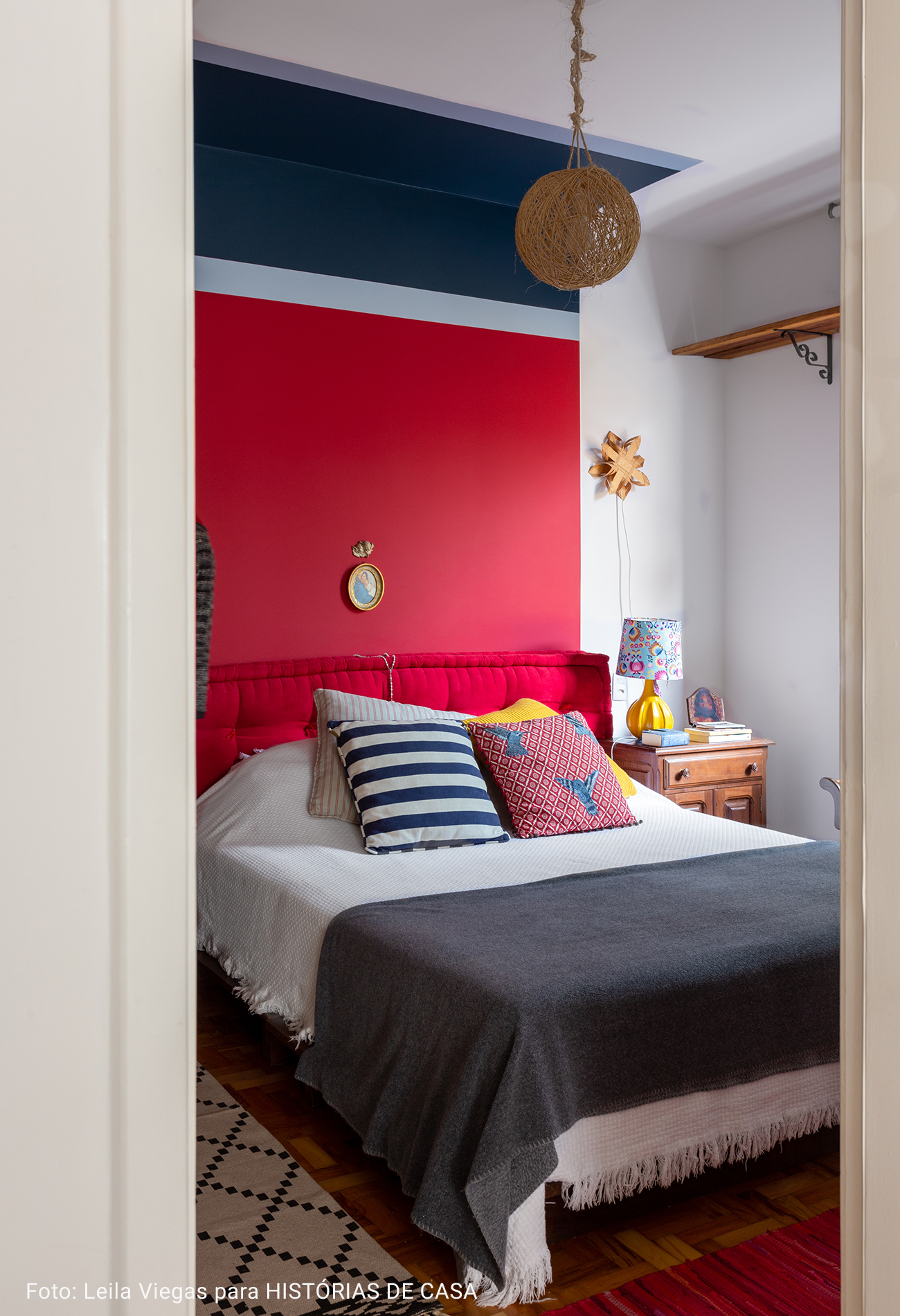 quarto de casal com manta cinza