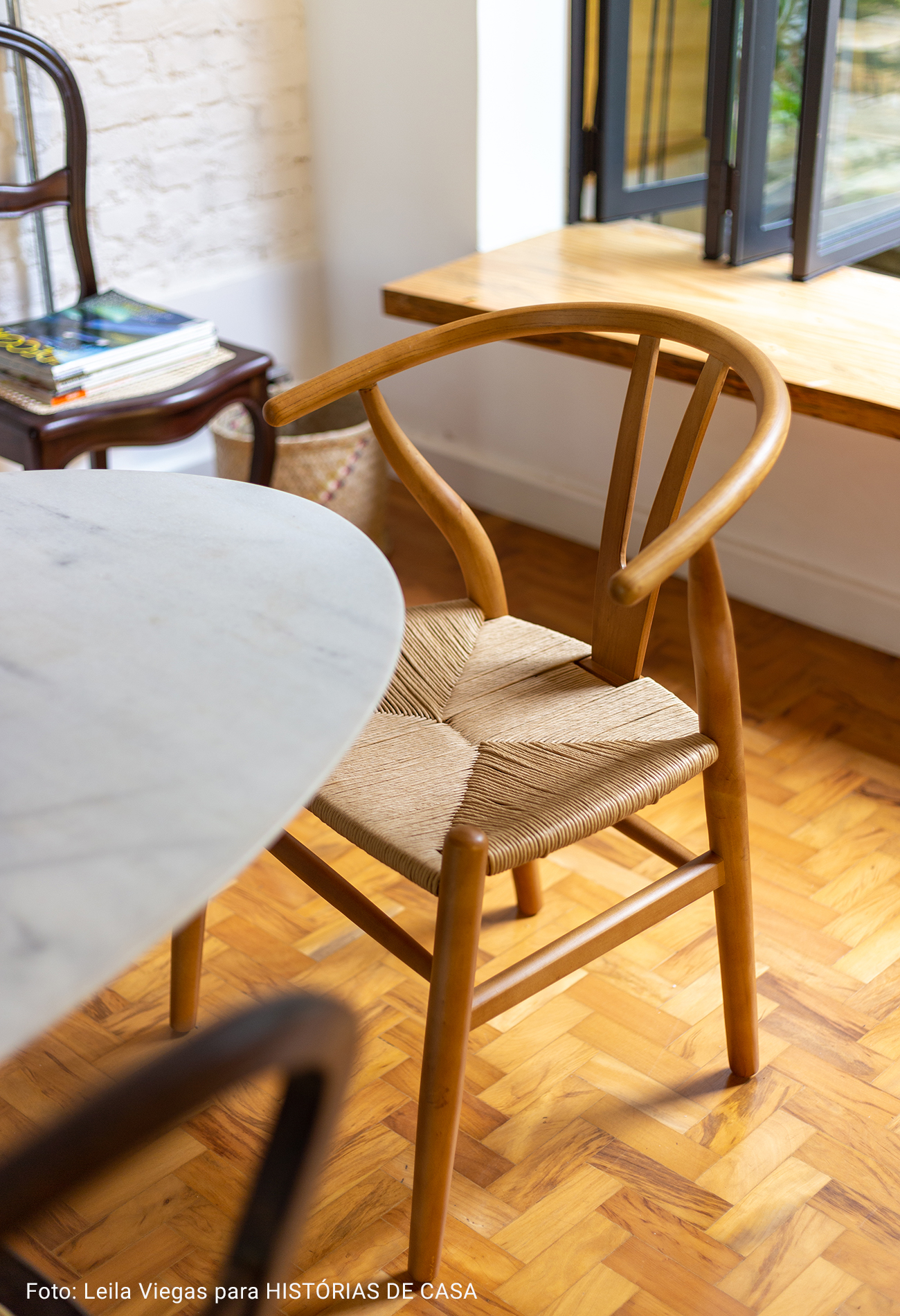 detalhe cadeira redonda de madeira