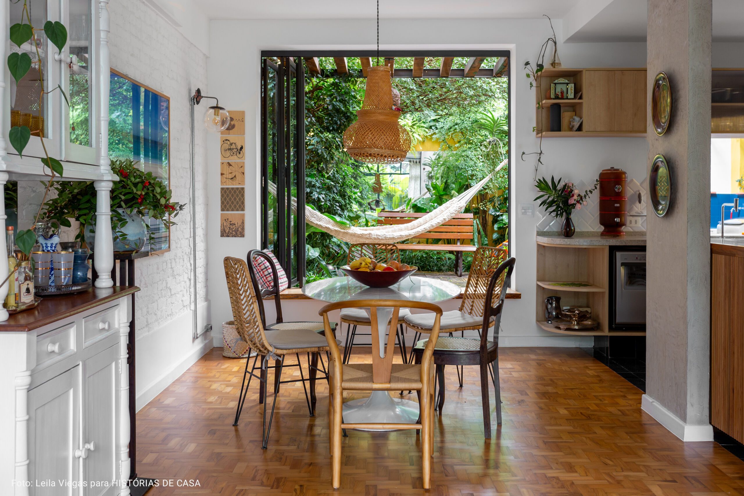 sala de jantar com vista para jardim