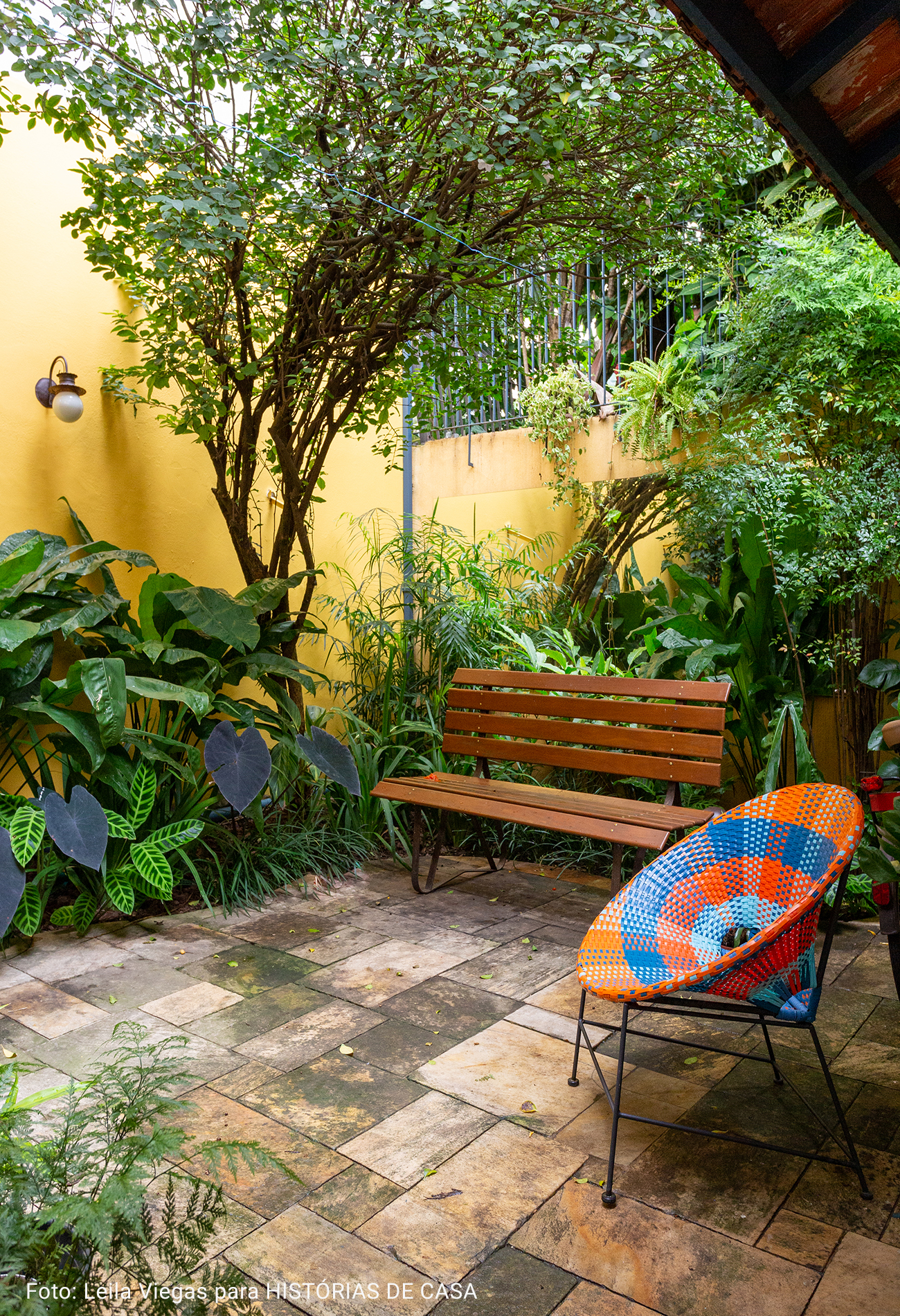 jardim amplo com cadeira acapulco colorida