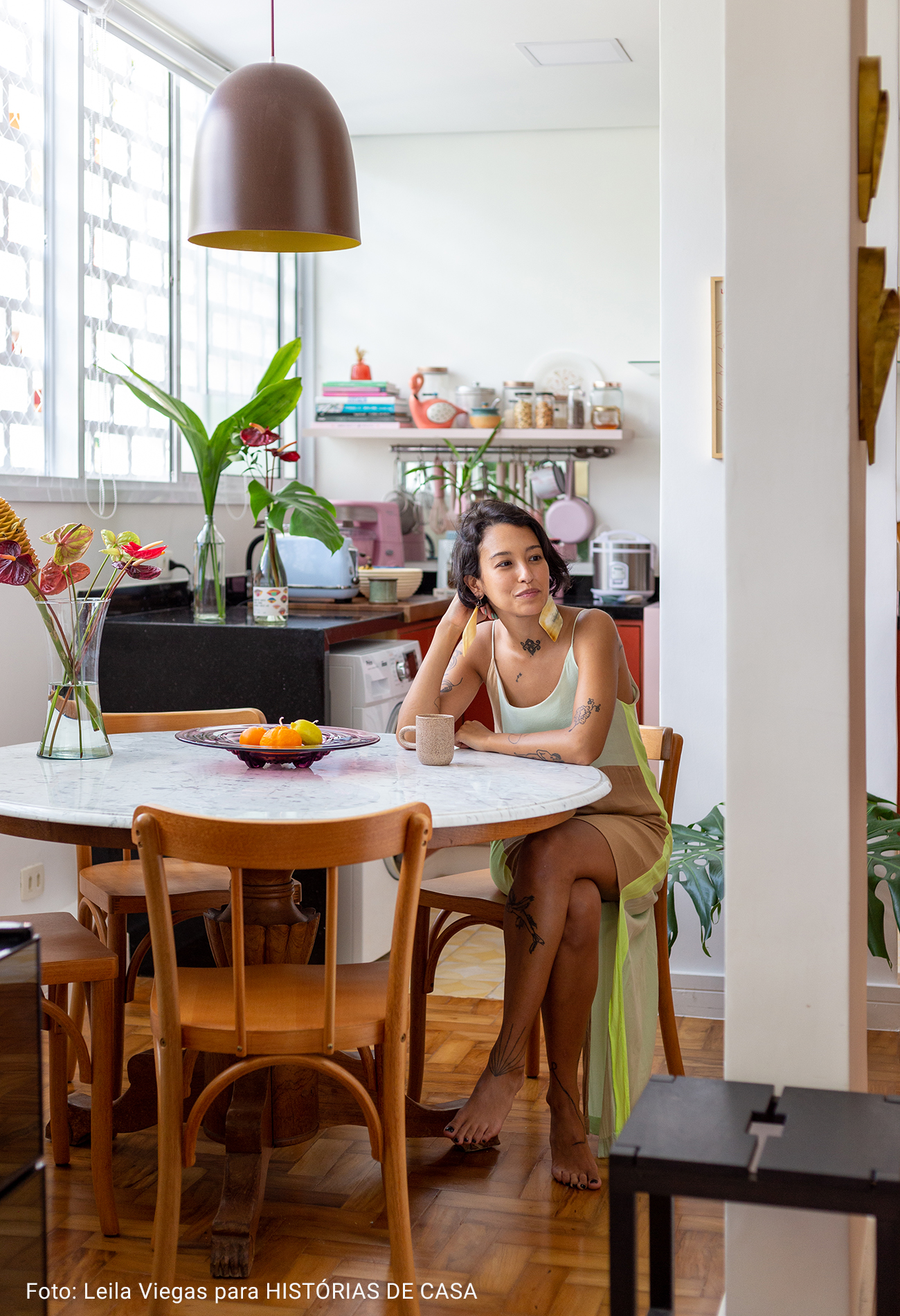 cozinha com moradora na mesa