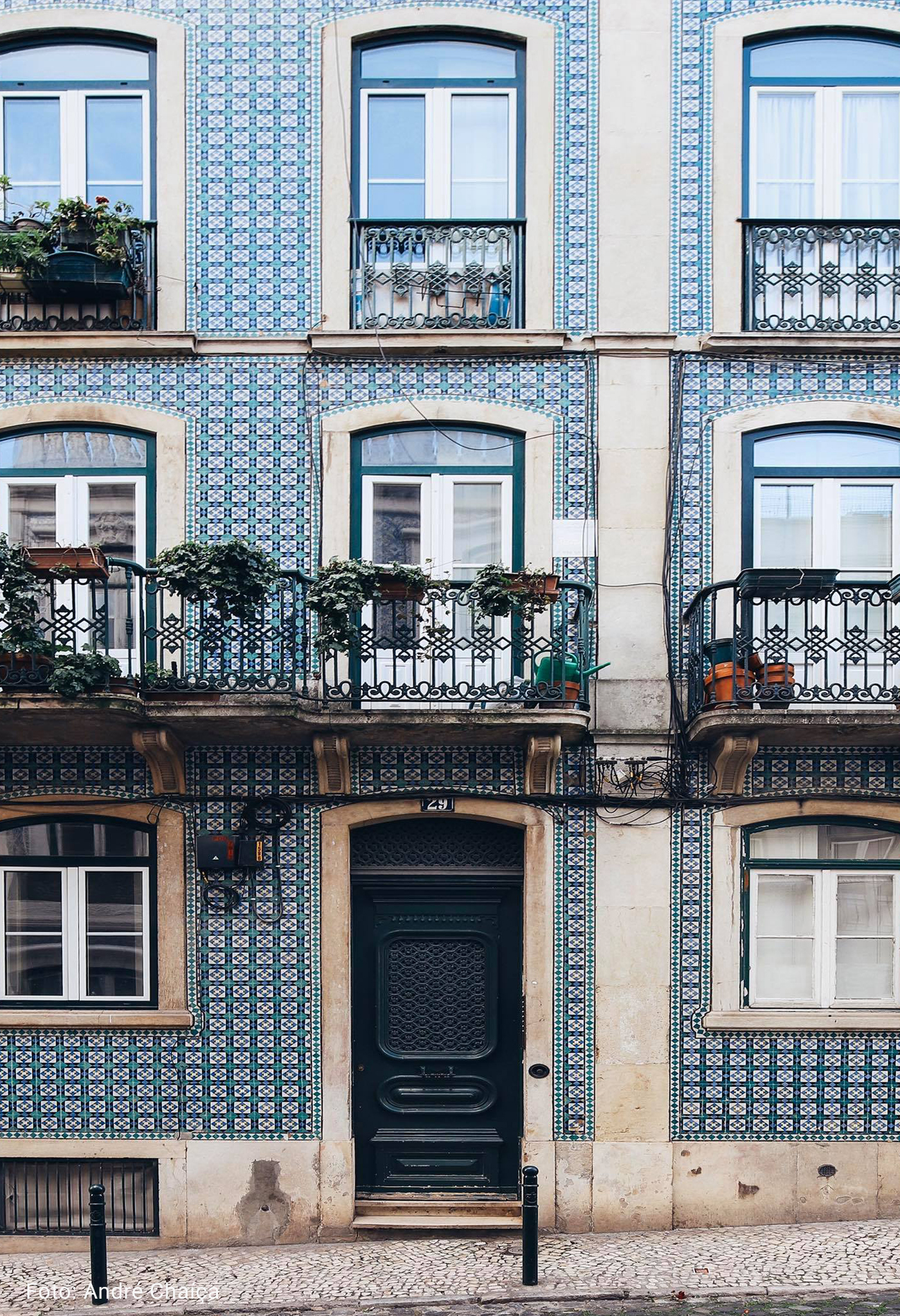 Fachada de prédio antigo em Portugal