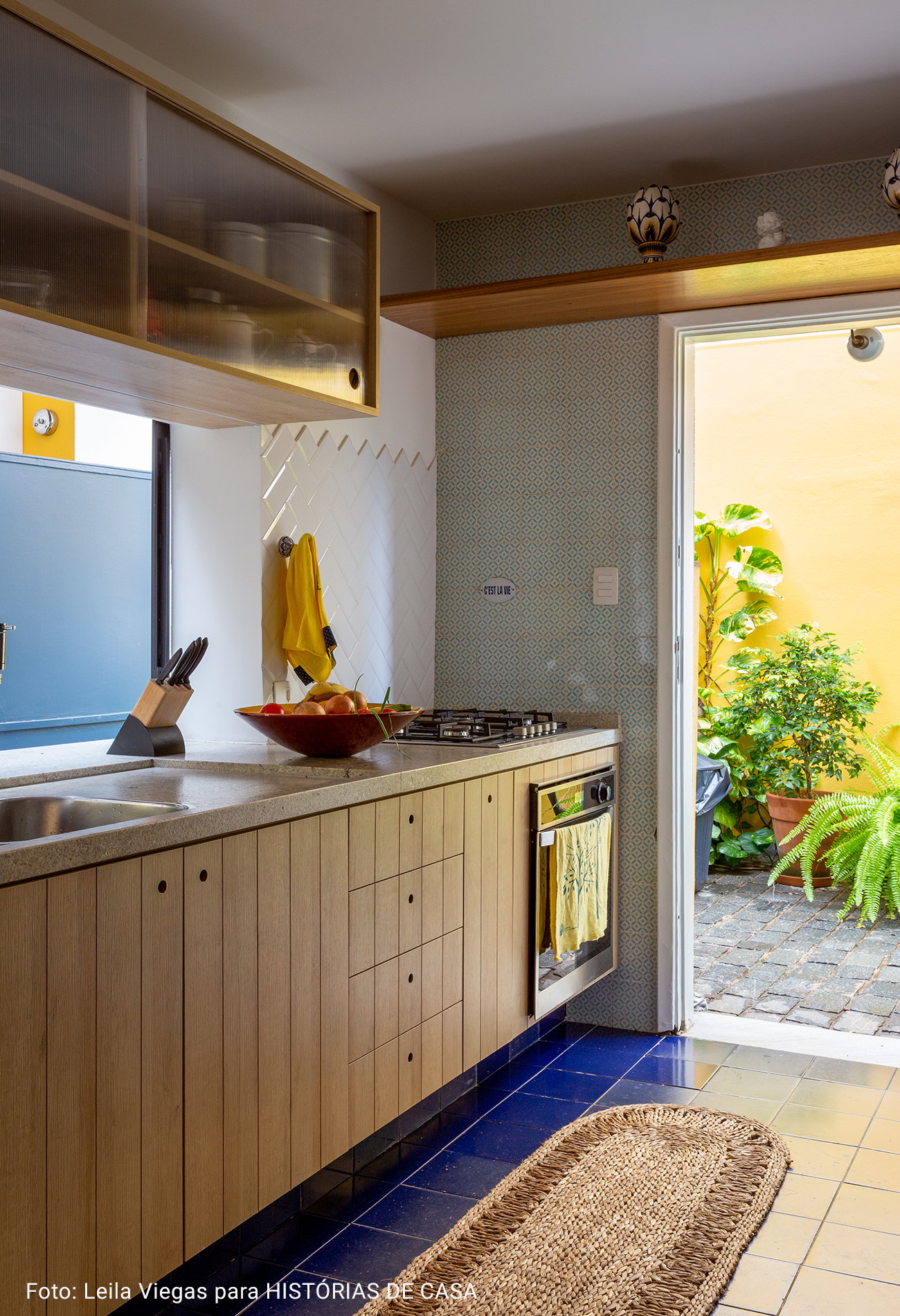 cozinha com armários de madeira