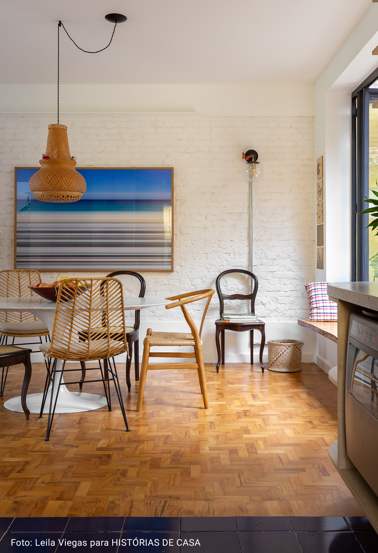 sala de jantar com lustre de palha