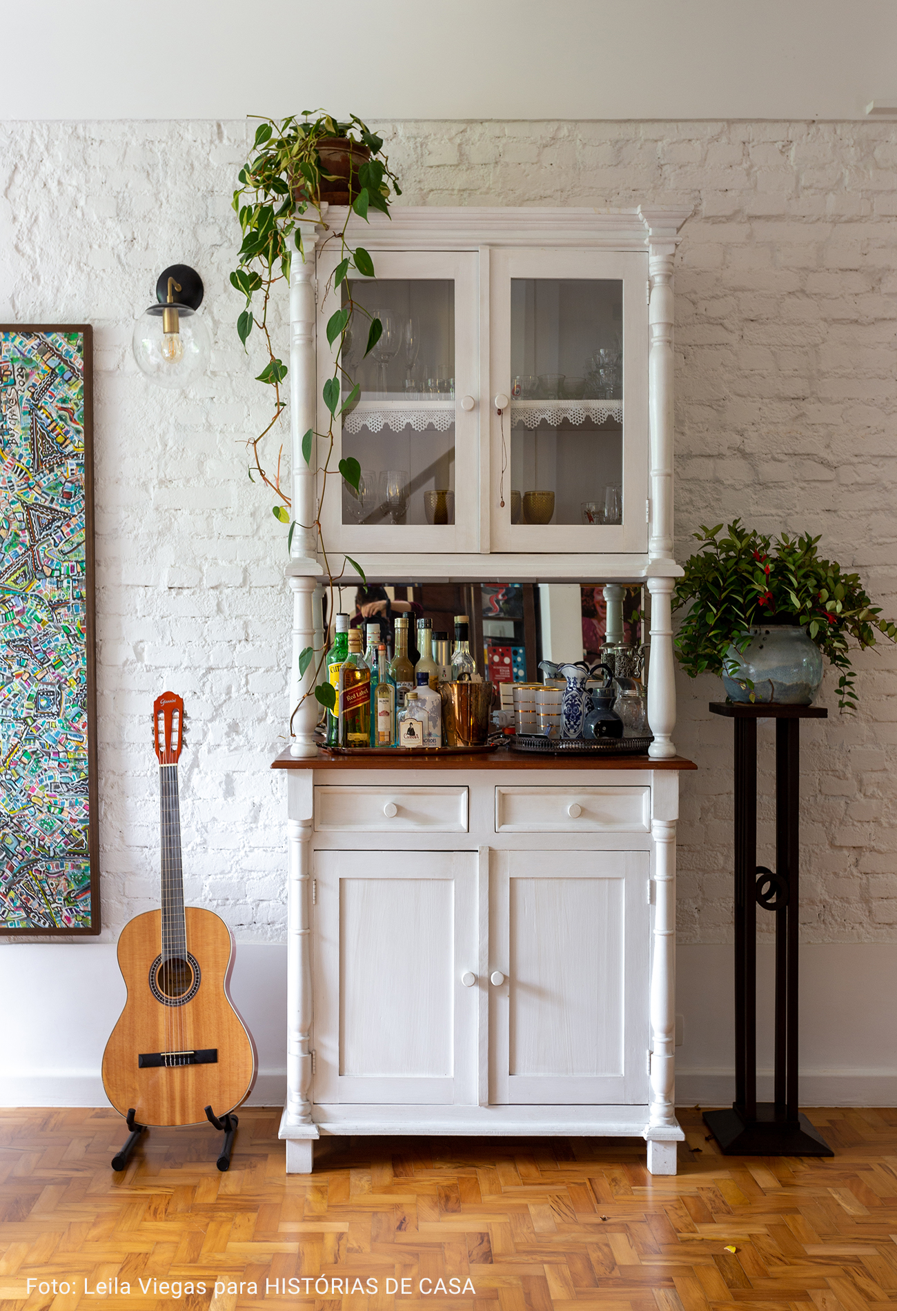 sala de televisão com violão na decor