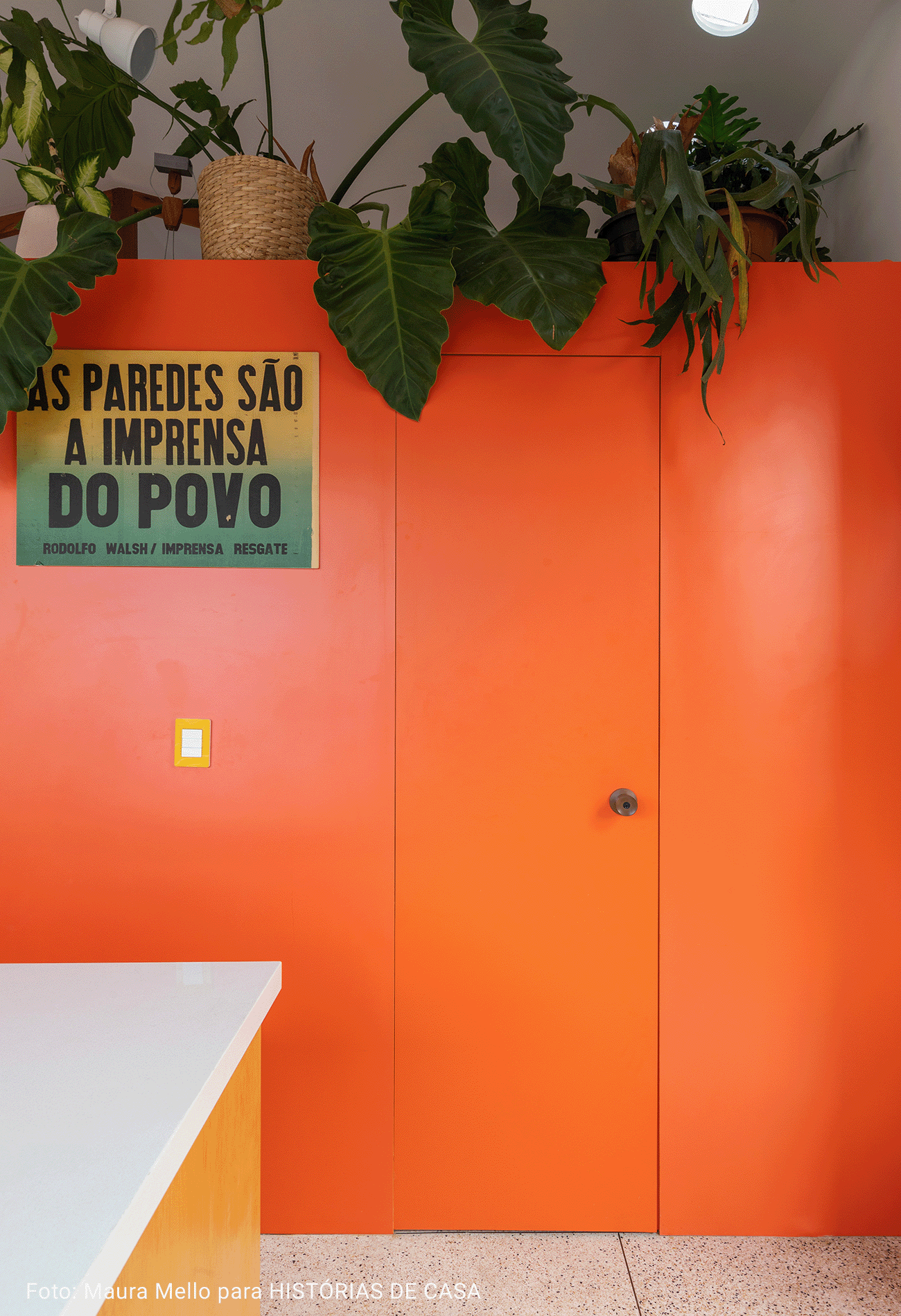 banheiro com entrada laranja neon