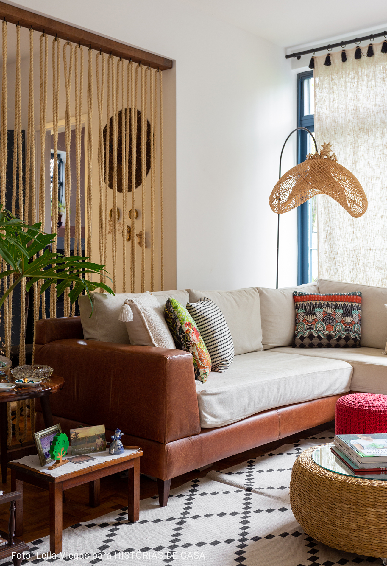 sala de estar com luminária de madeira