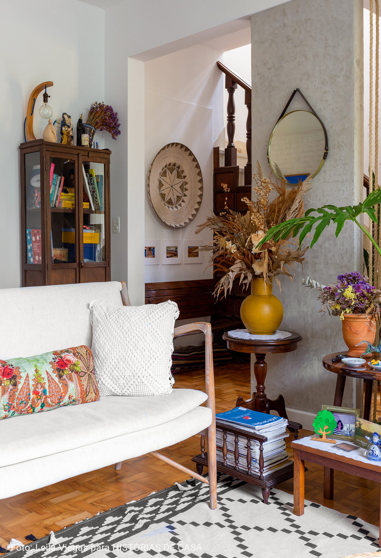 sala de estar com almofada colorida