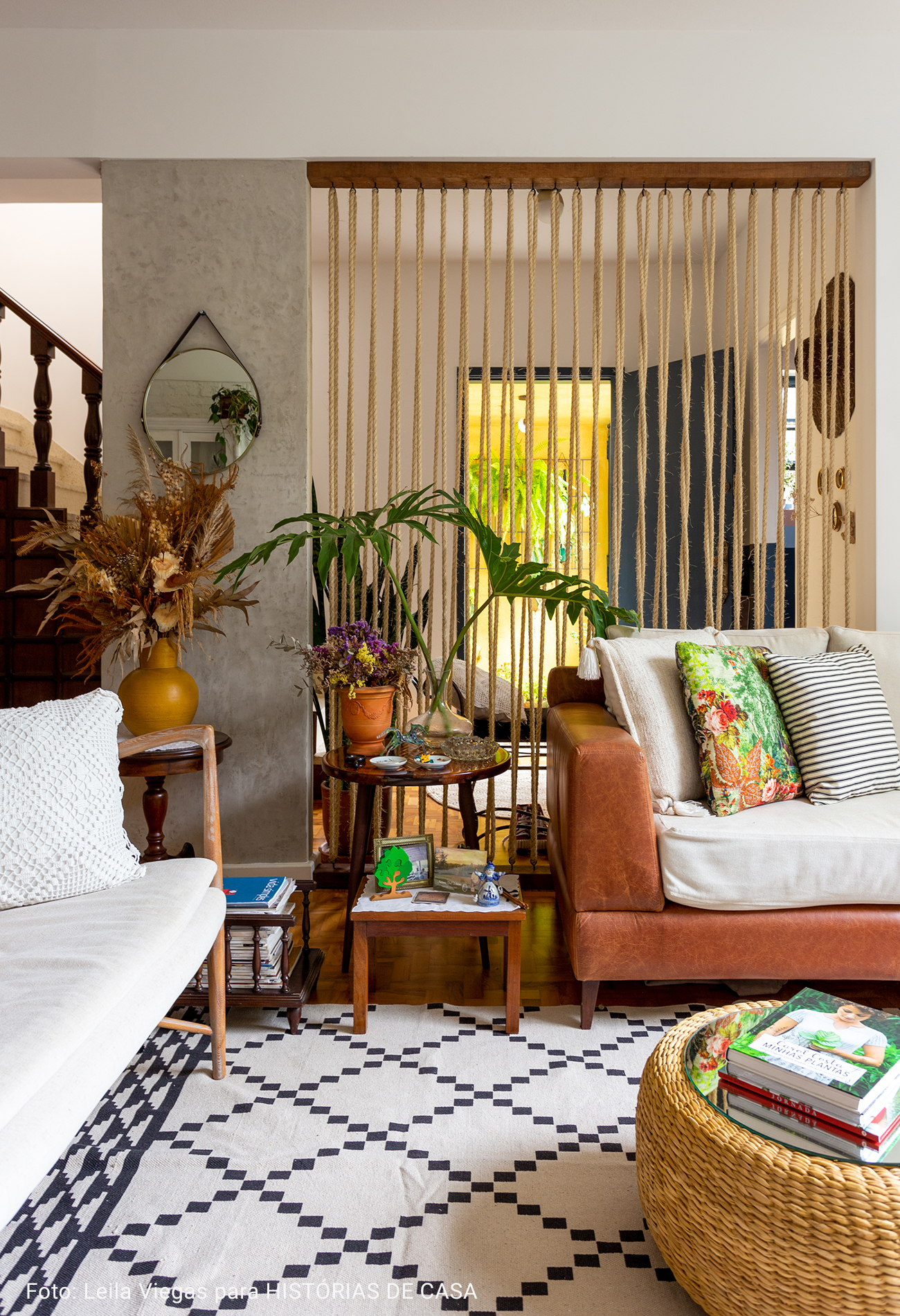 sala com tapete geométrico