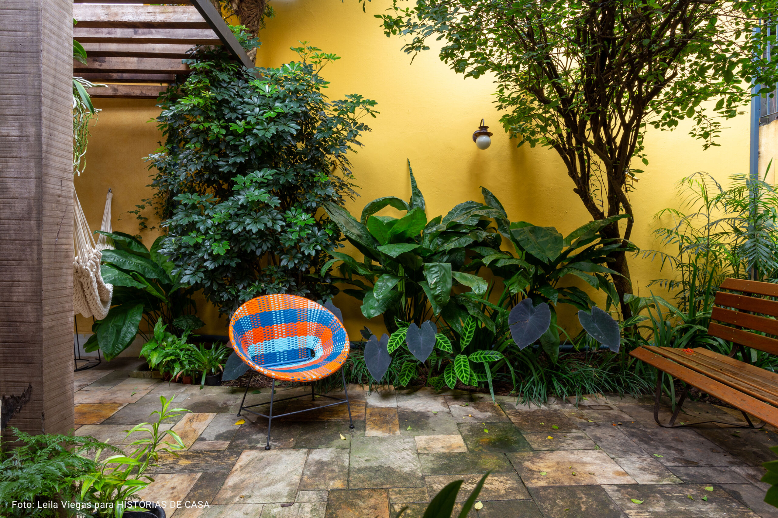 jardim com paredes amarelas