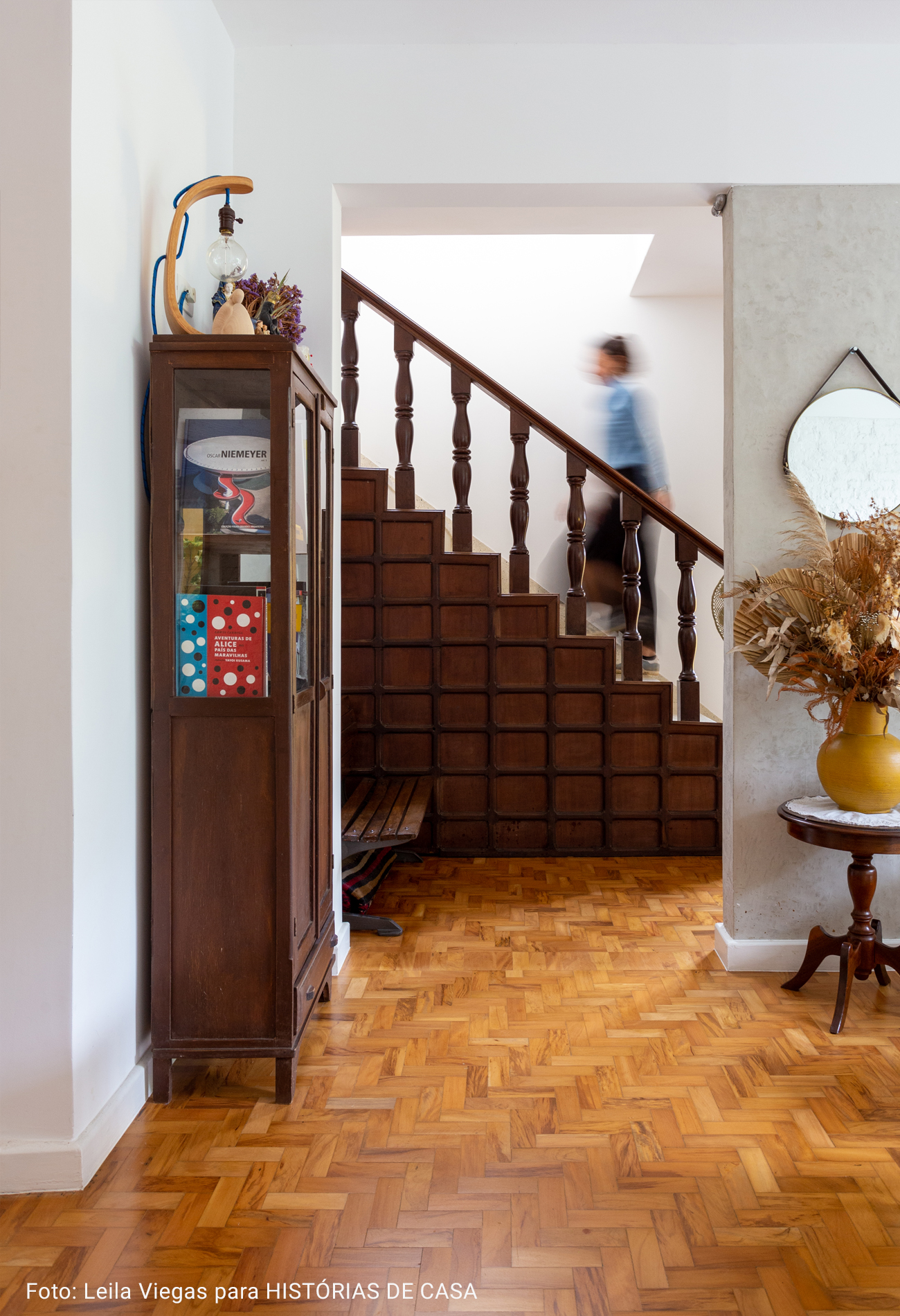 sala de estar com escada antiga