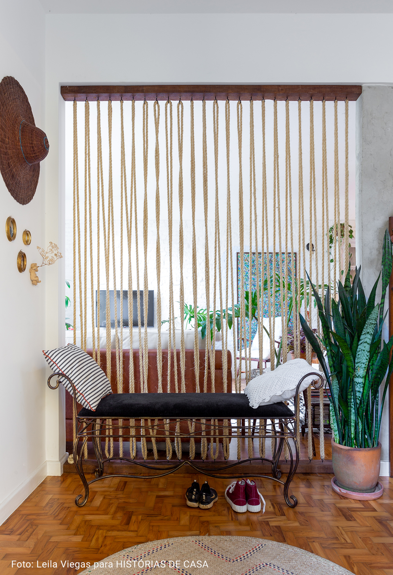 entrada de casa com chapéu pendurado