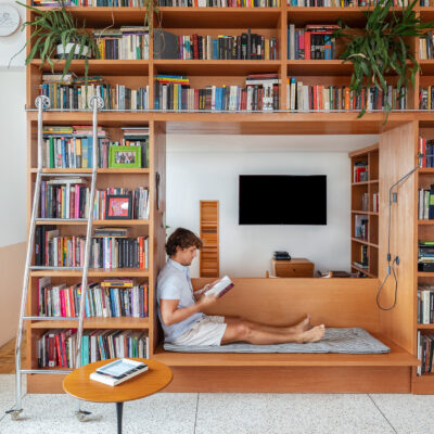 sala com prateleira de madeira com livros