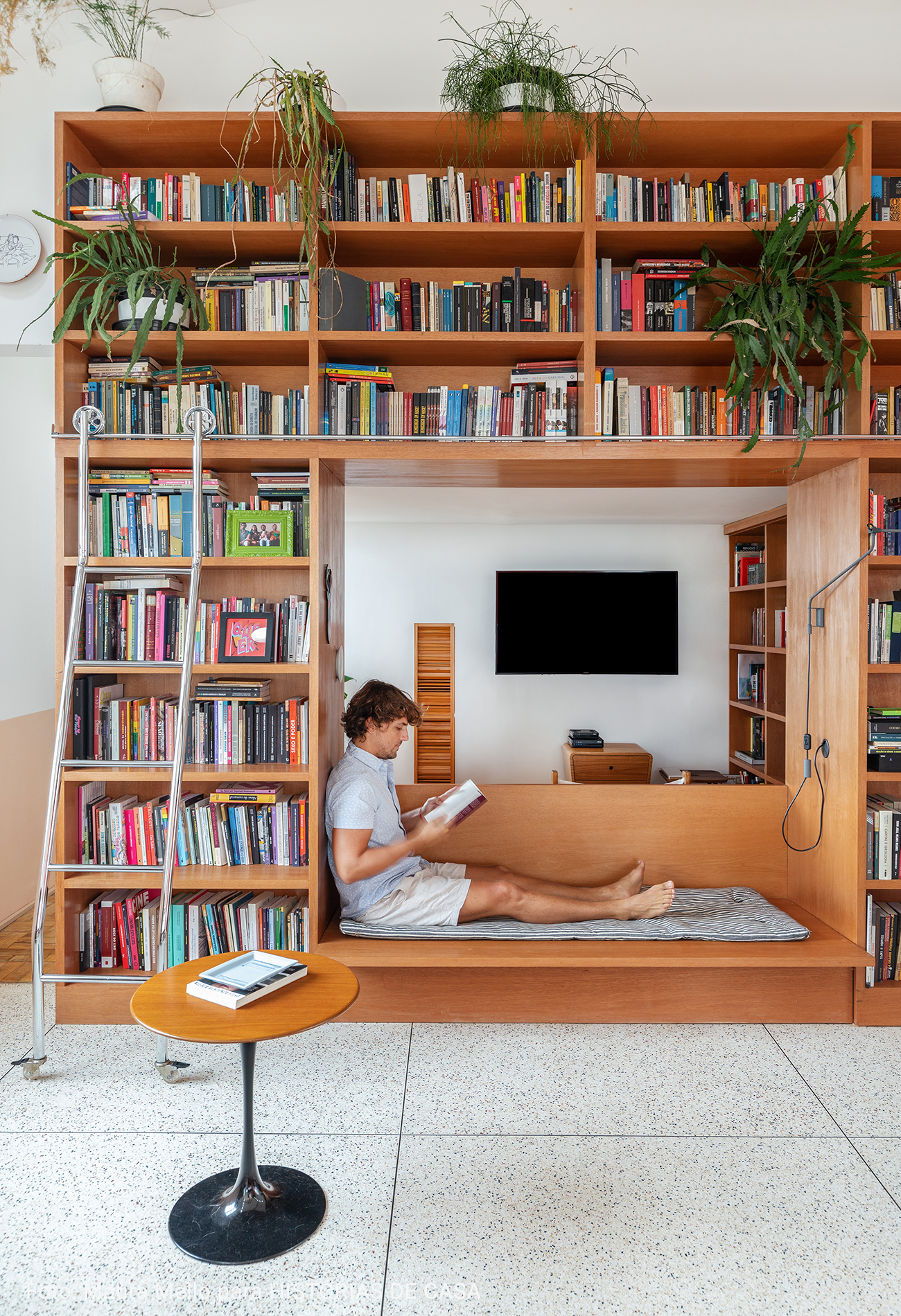 sala com prateleira de madeira com livros