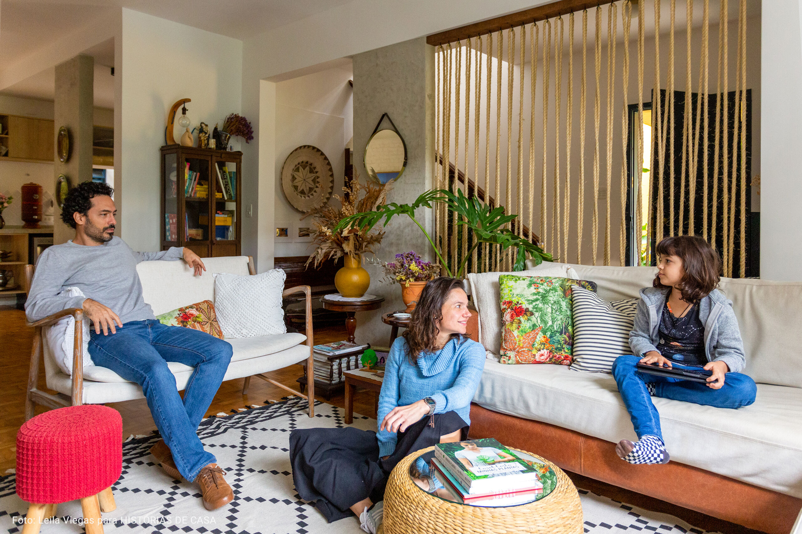 sala de estar com puff de tricot