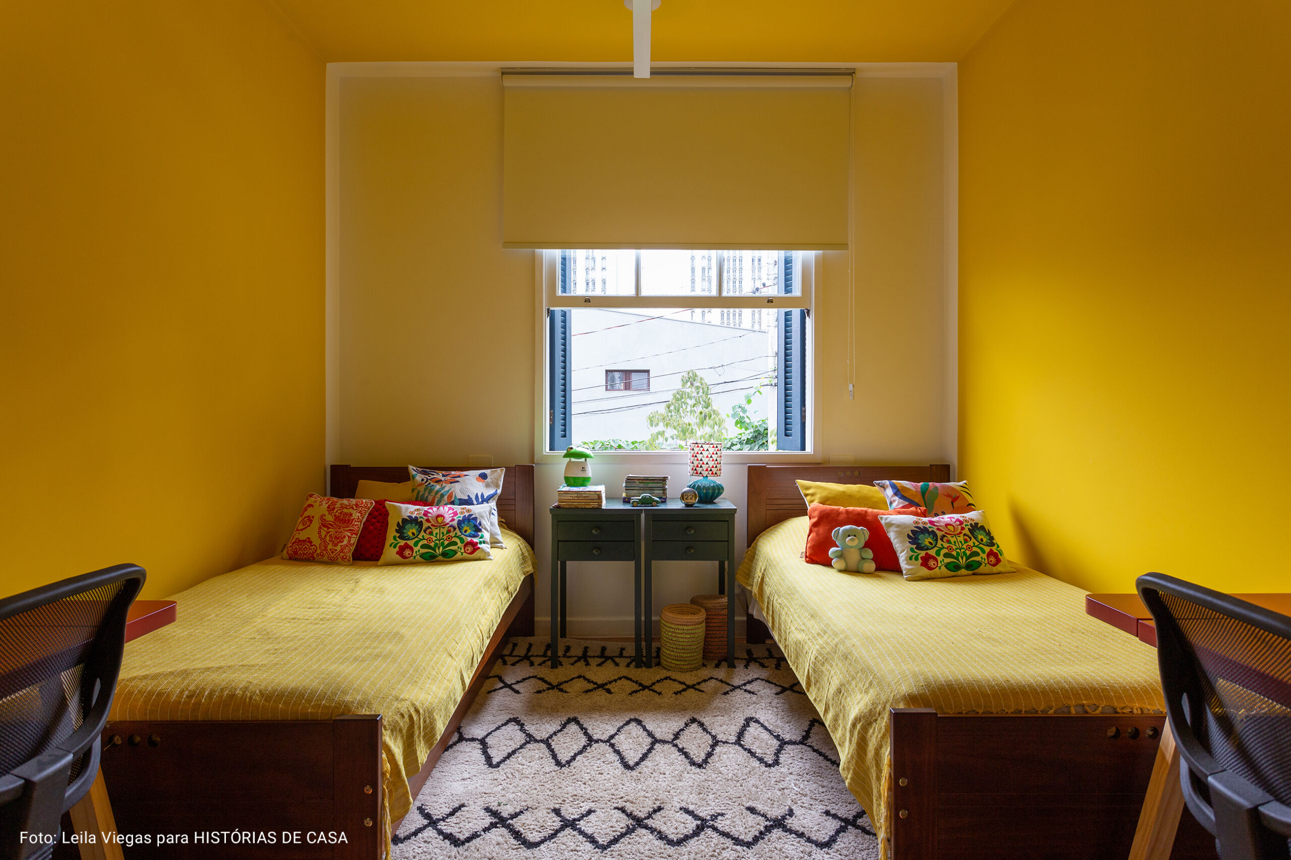 quarto infantil com duas camas de solteiro