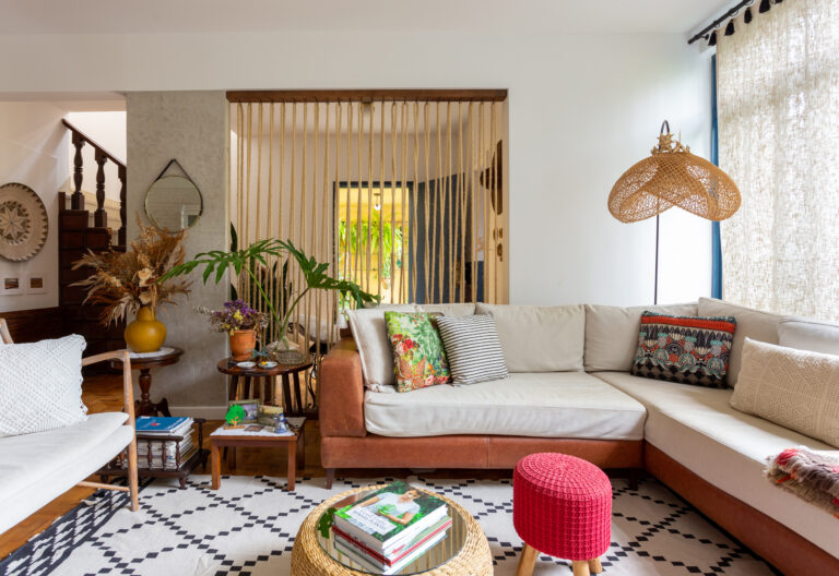 sala com tapete geométrico