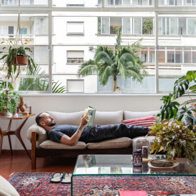 sala com sofá areia