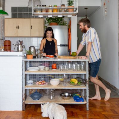 cozinha com prateleiras de ferro