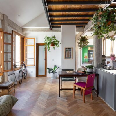 Apartamento antigo recém-reformado com piso de madeira e mezanino