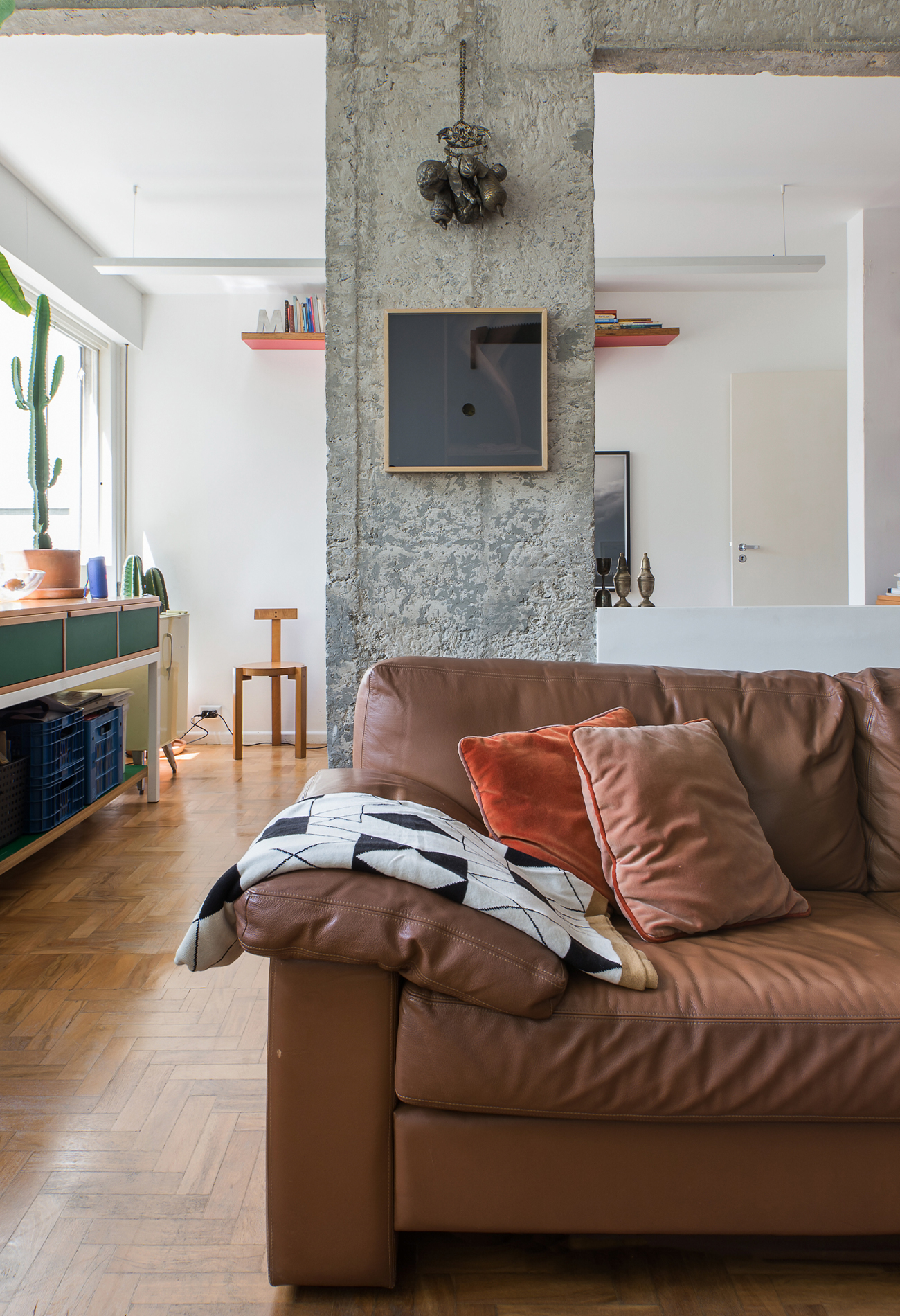 Apartamento reformado com cozinha integrada e decoração colorida