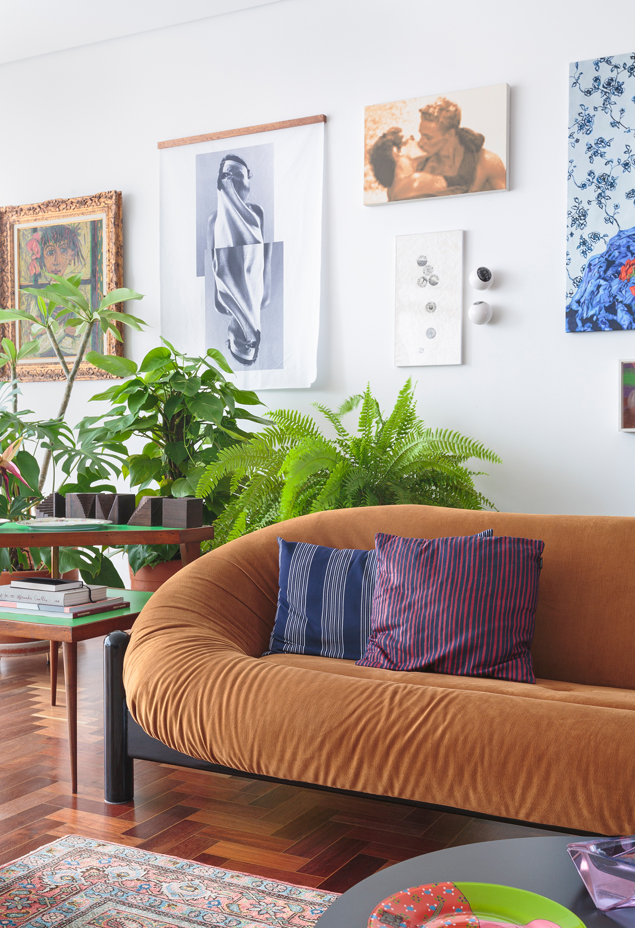 decoração sala-com-sofa-amarelo-e-plantas