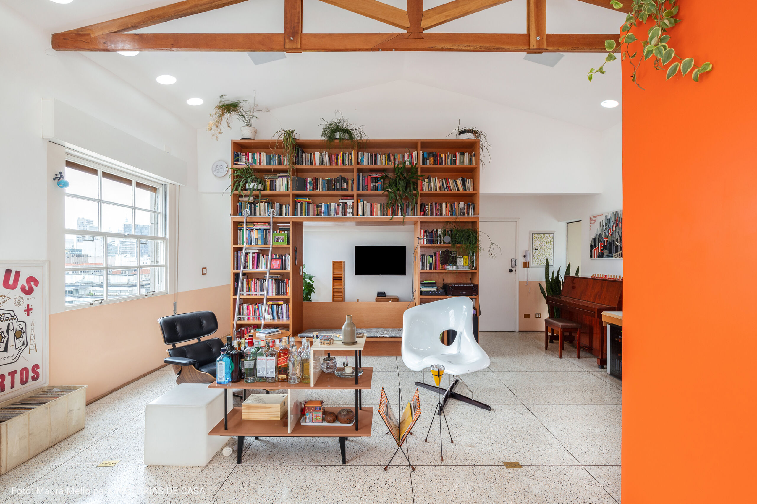 sala com prateleira de madeira