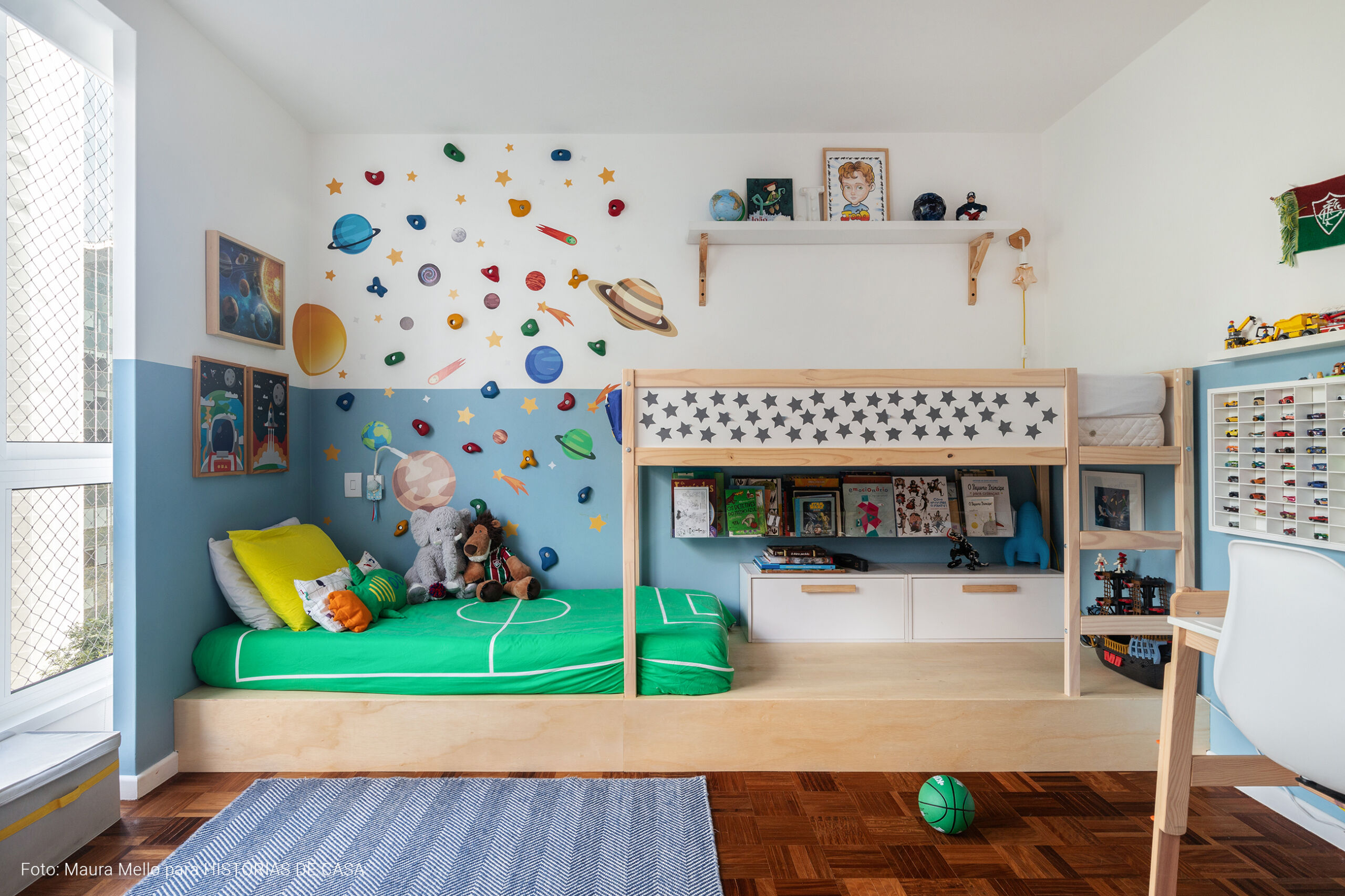 Quarto de menino com parede azul e beliche