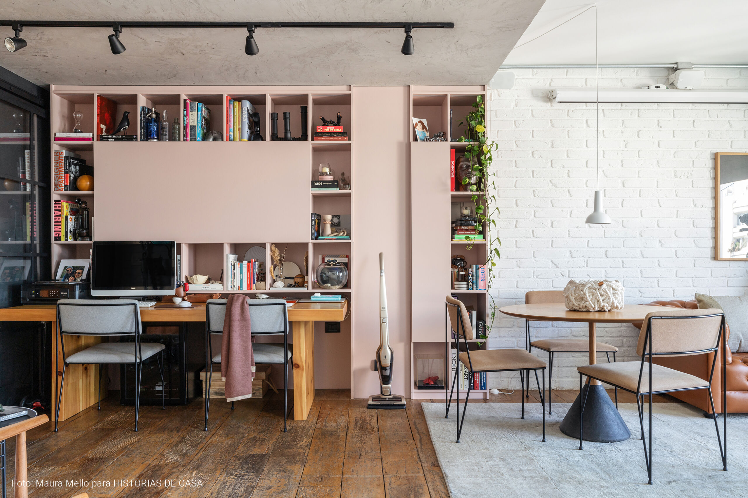 Sala com home office e marcenaria colorida