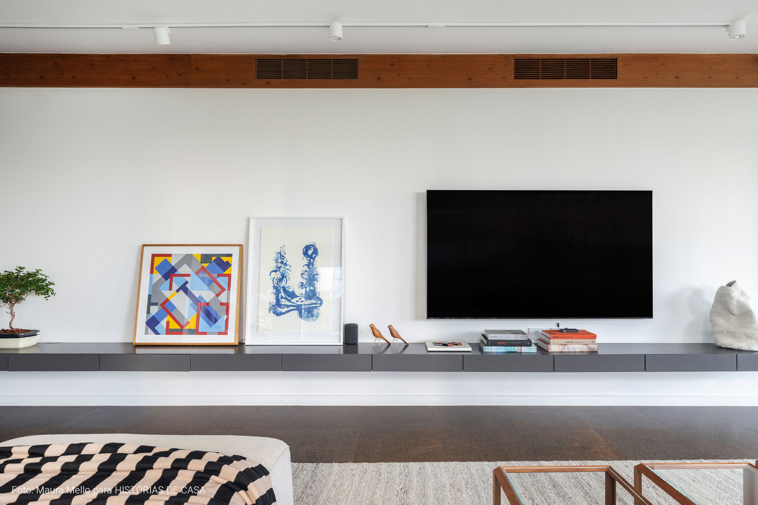 Sala ampla com gaveteiro cinza