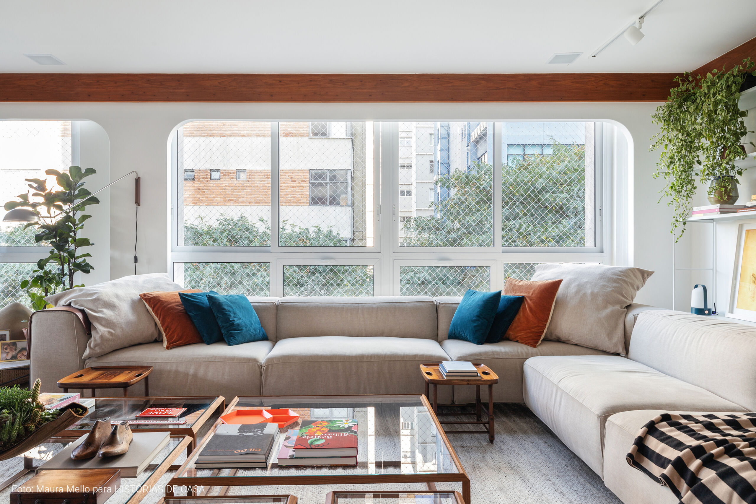 Apartamento com sofá em L bege