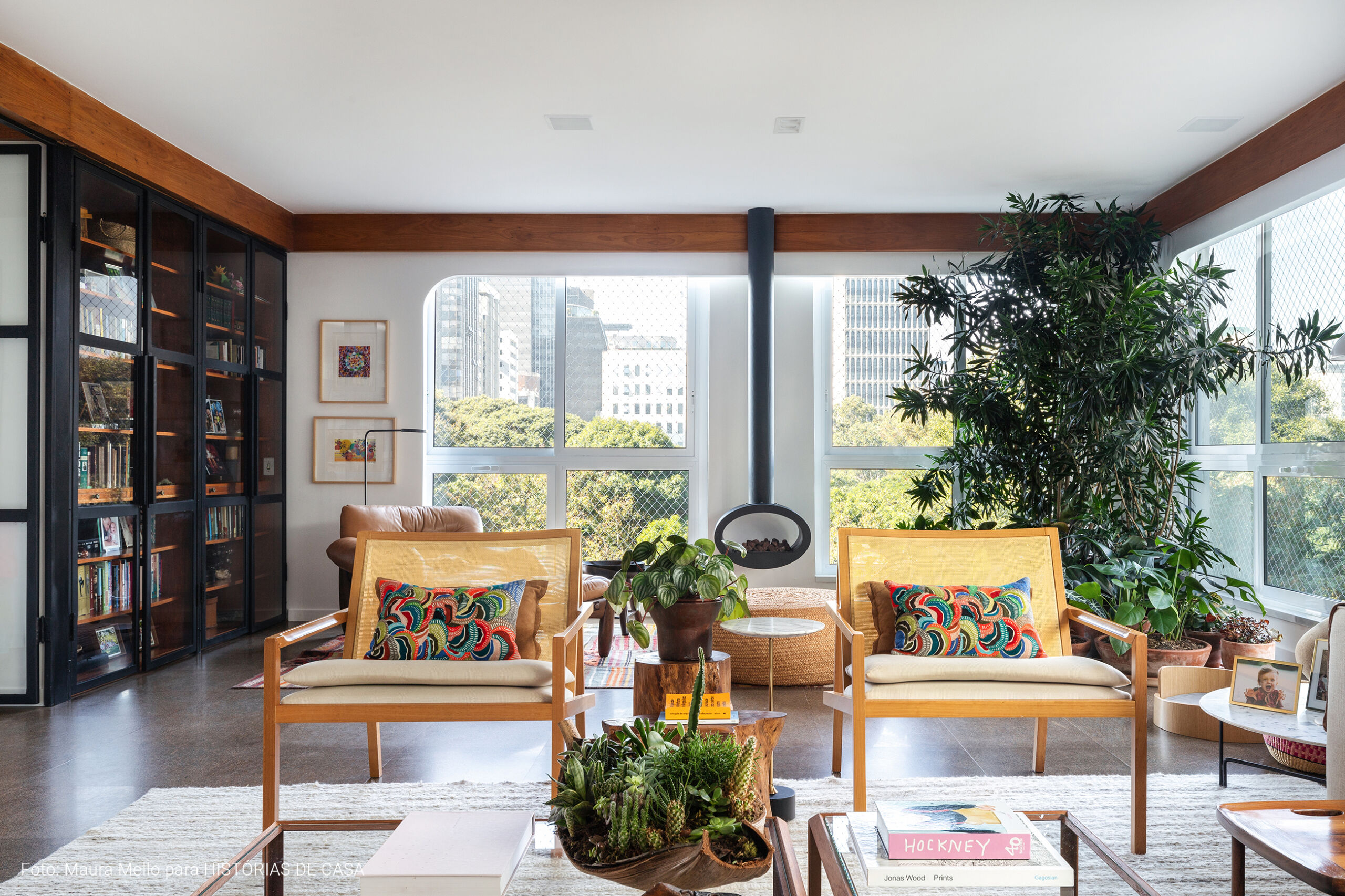 Sala com poltronas de palhinha e plantas