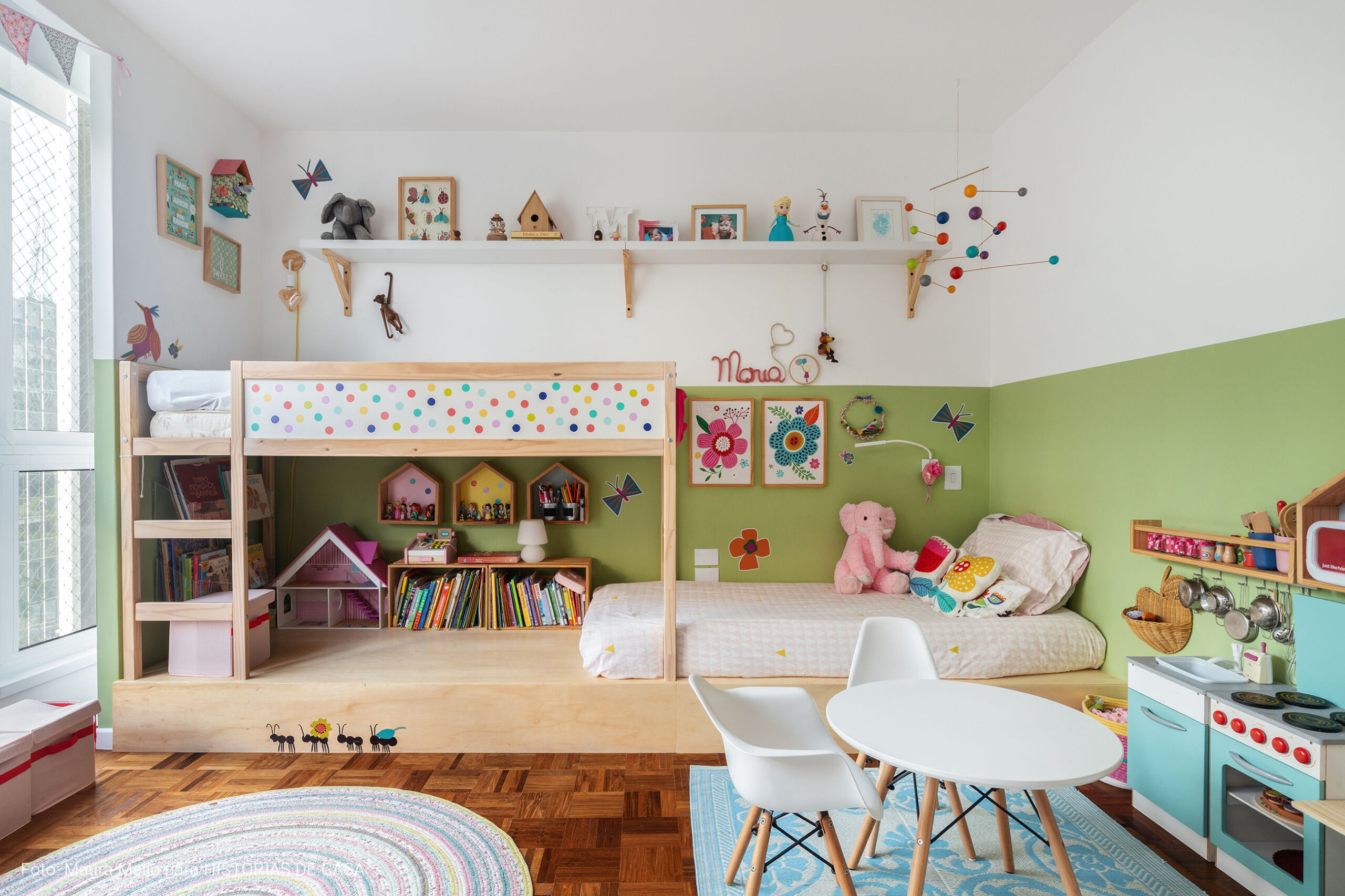 Quarto de menina com parede verde e beliche